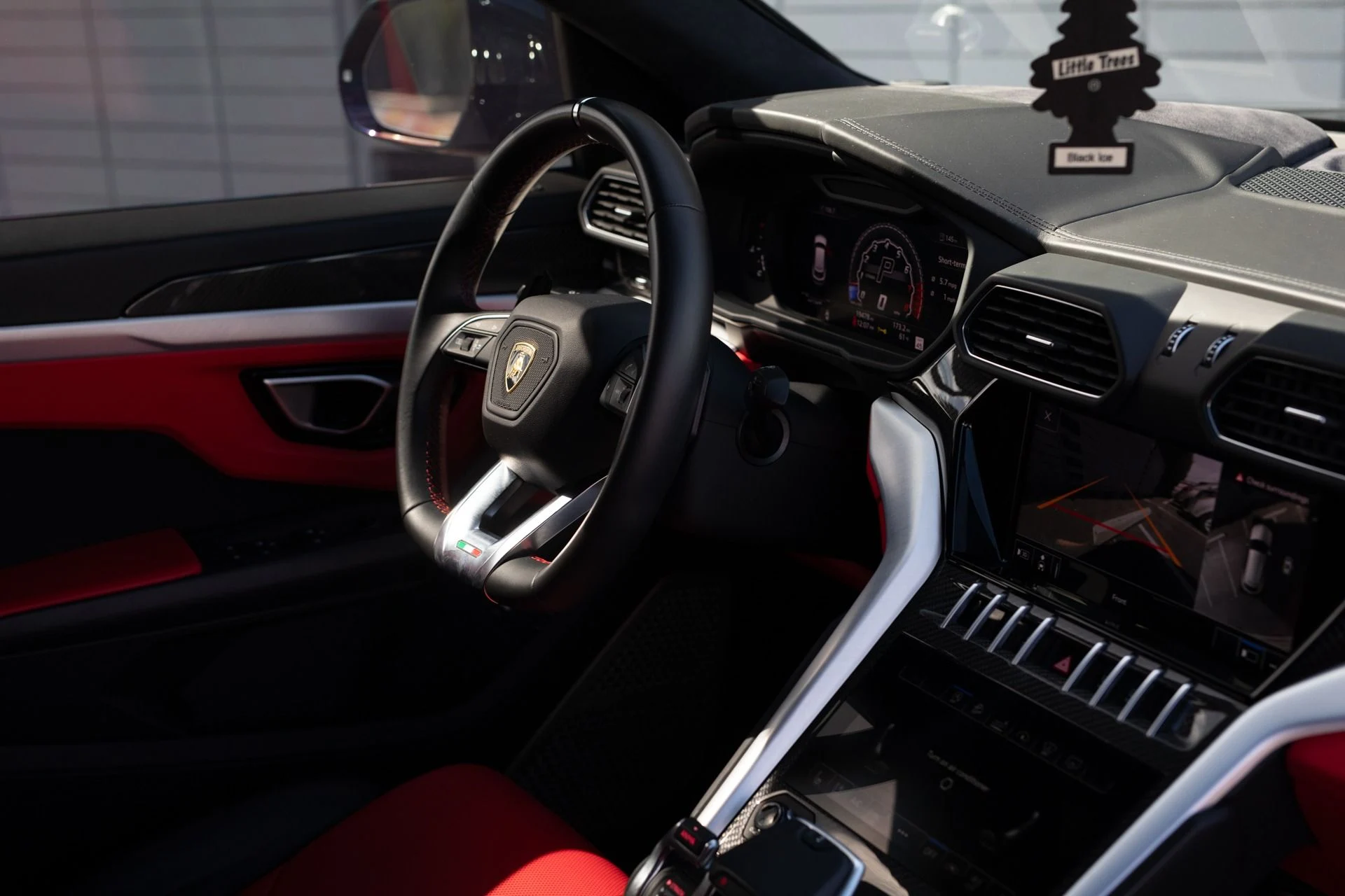 mph038_2067592936_Used_2020_Lamborghini_Urus_1739815991_cc43d1abb8