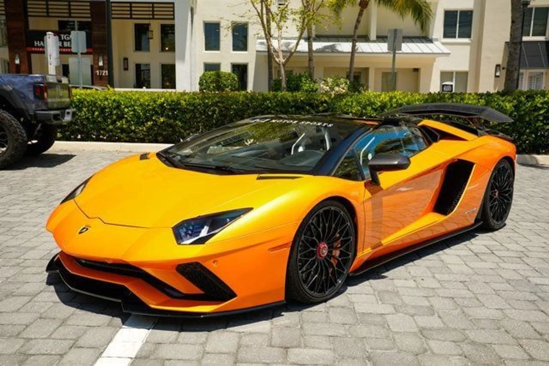 mph038_2099532230_used_2018_lamborghini_aventador_sroadster_14354_22897283_39_640_1f82dfa647