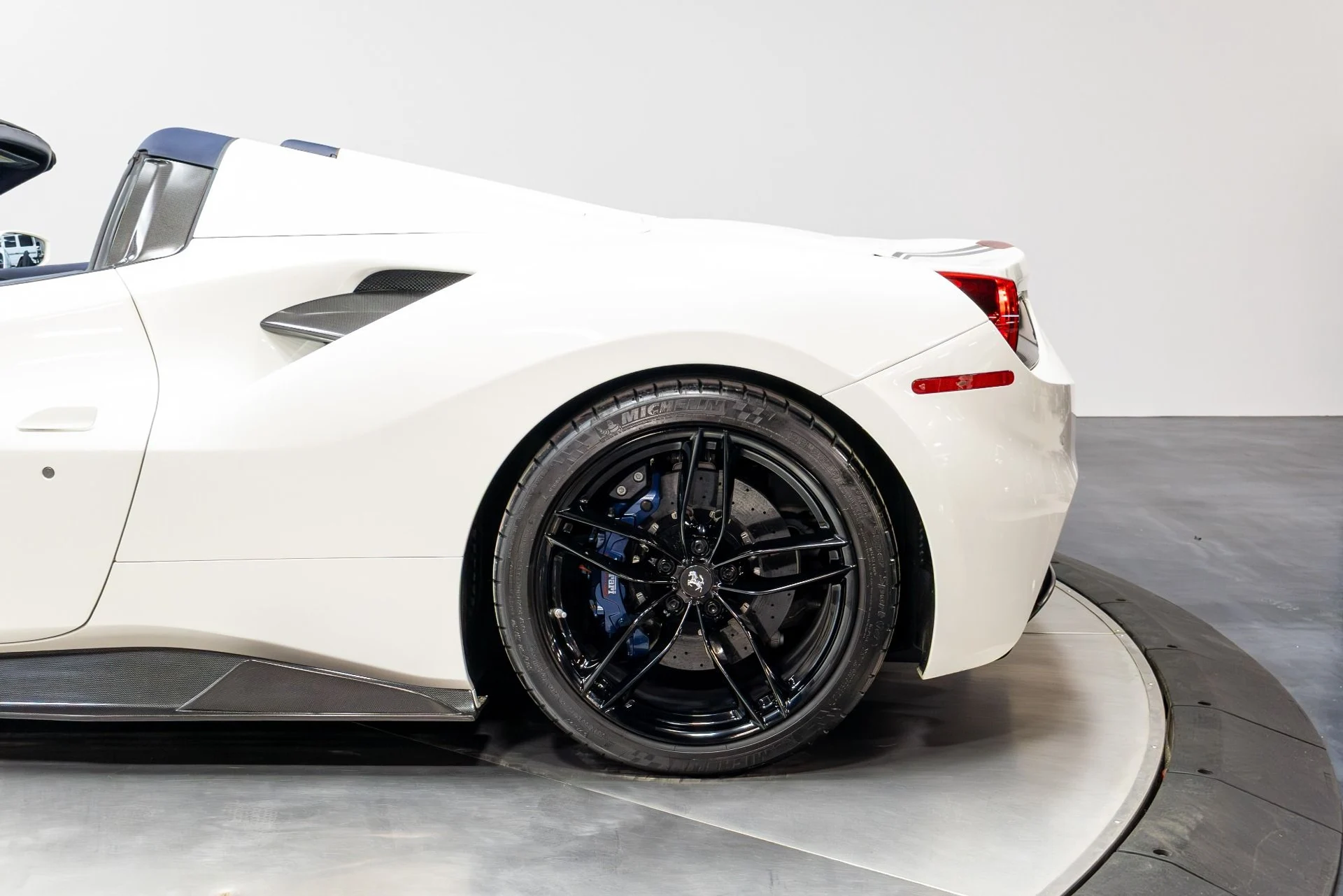 mph038_2112079577_Used_2018_Ferrari_488_Spider_1774434782_3159660542