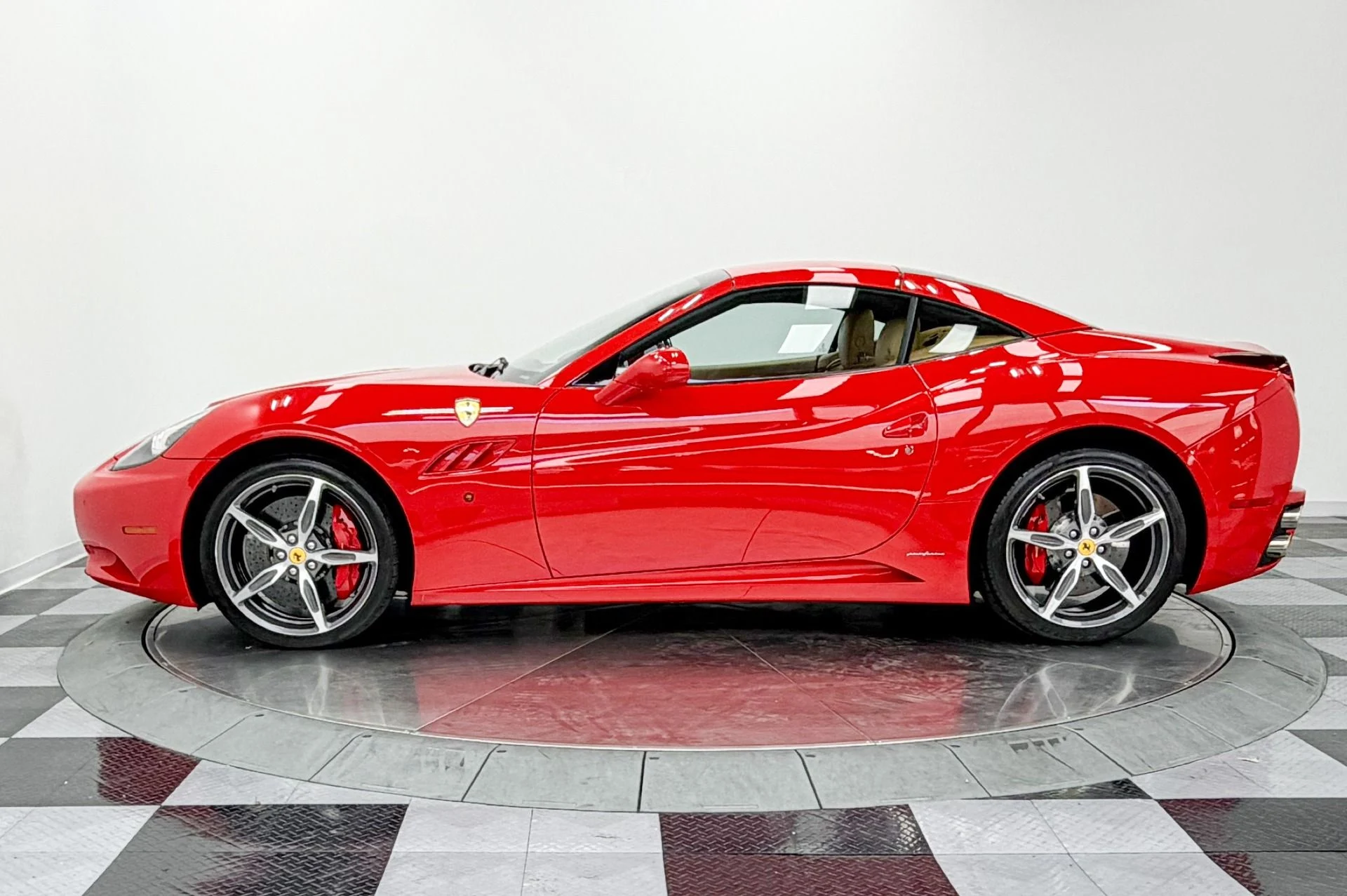 mph038_2165484673_Used_2014_Ferrari_California_Daytona_Seats_490_Horsepower_Carbon_Fiber_Steering_Wheel_w_LE_Ds_1783362230_1a3a8d597d