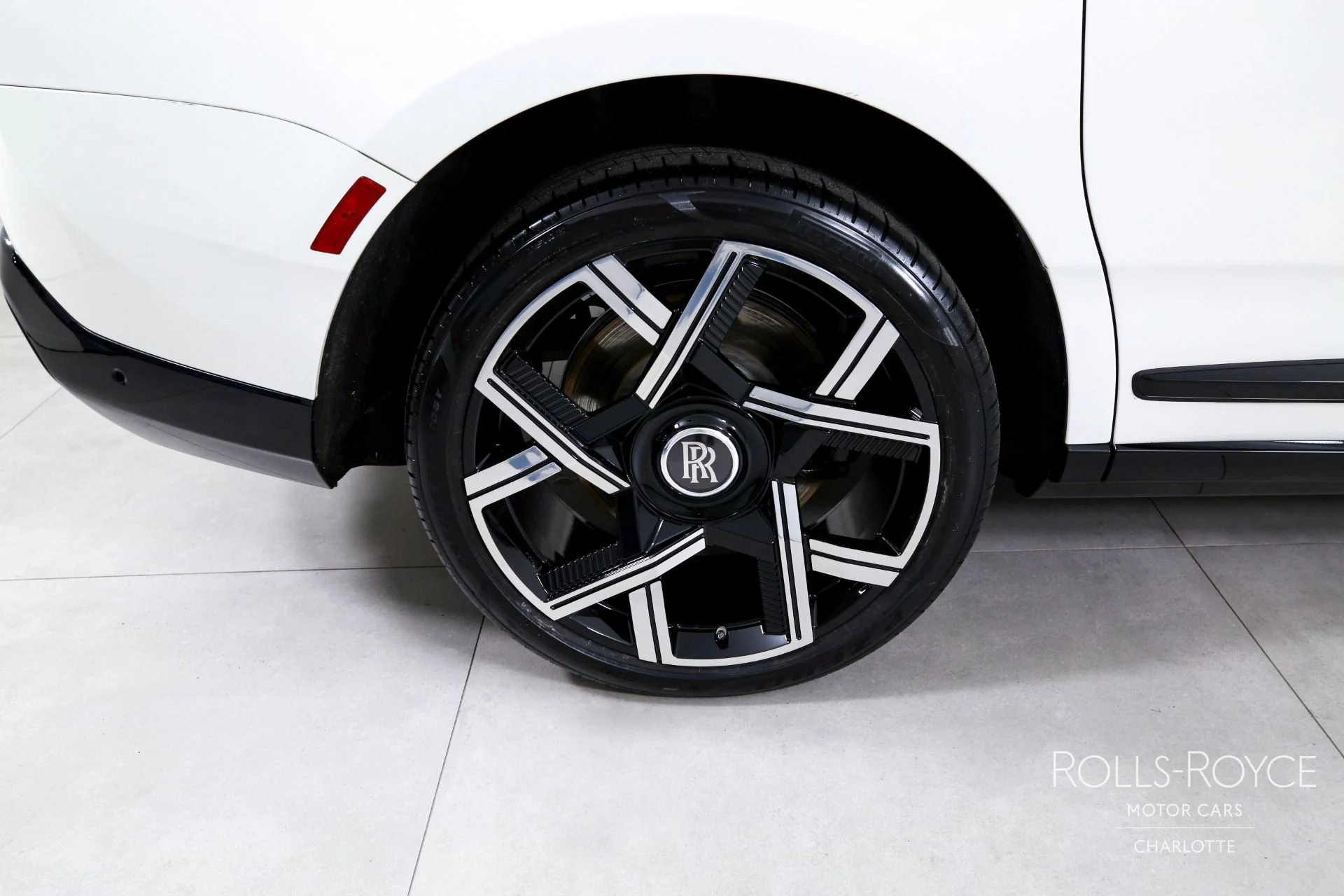 mph038_2202081011_Used_2025_Rolls_Royce_Cullinan_1765396756_bb5e485427