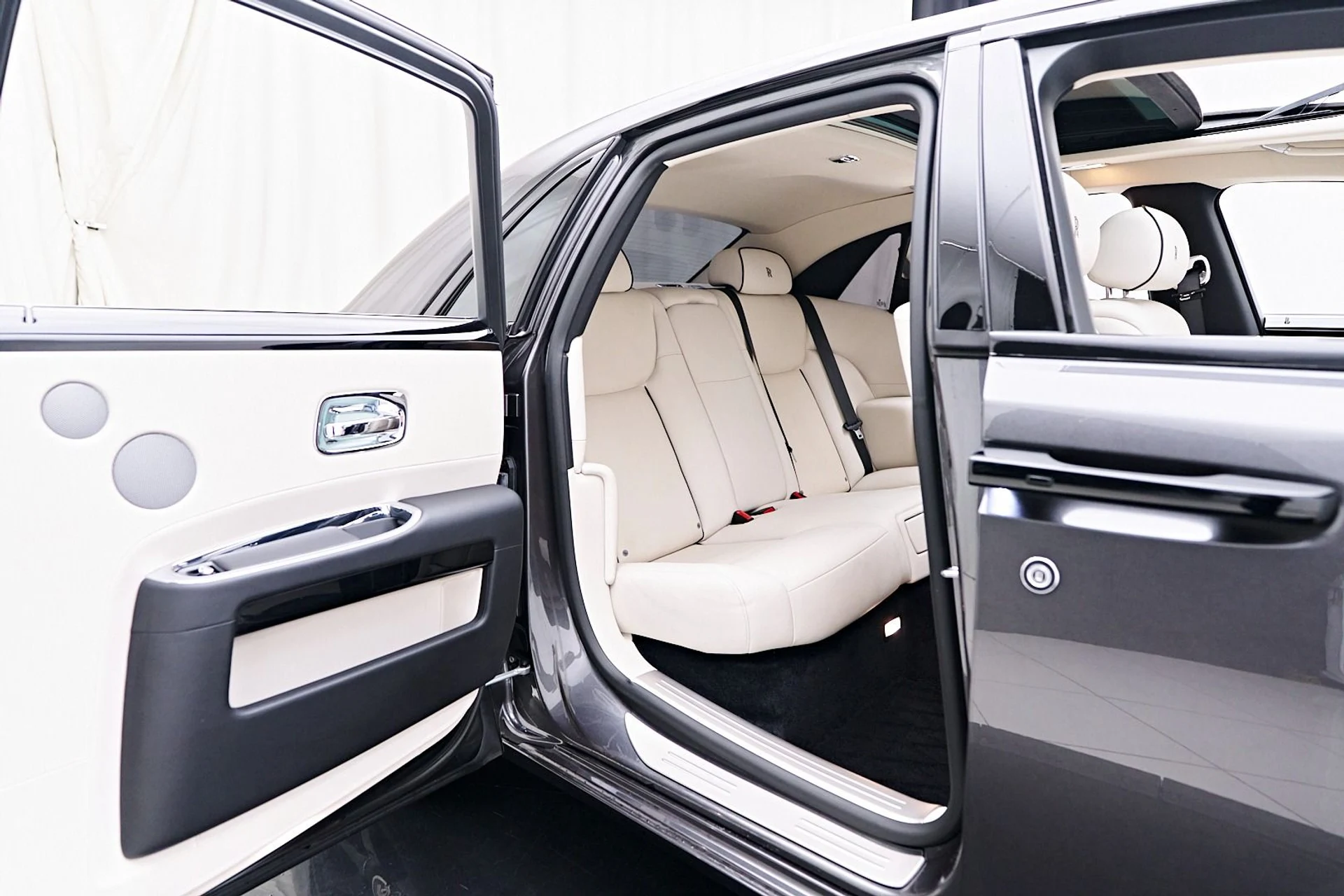 mph038_2205235874_Used_2017_Rolls_Royce_Ghost_Base_1743559500_9309904515