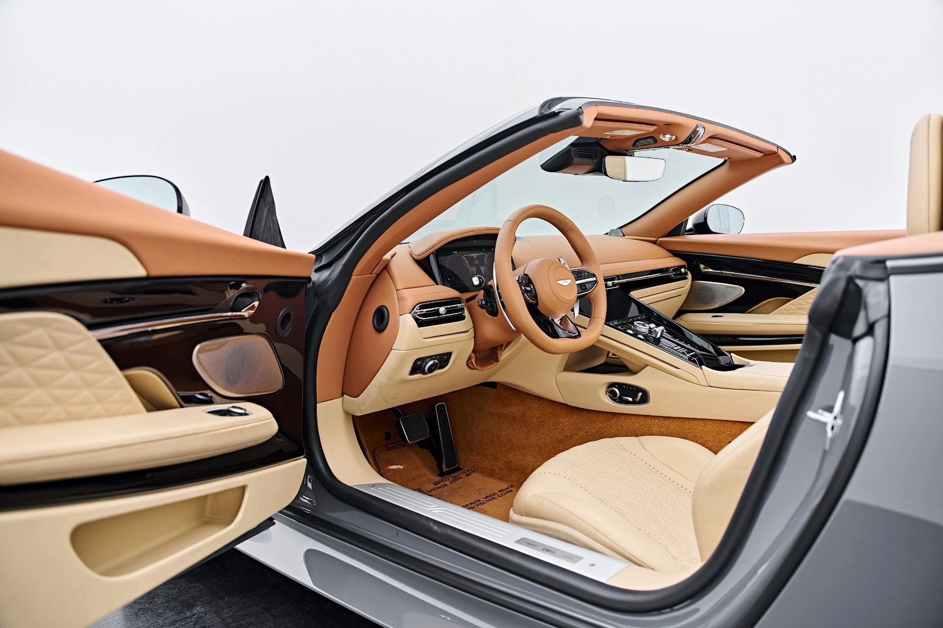 mph038_2241226263_Used_2025_Aston_Martin_DB_12_Volante_1791997258_39786f4920