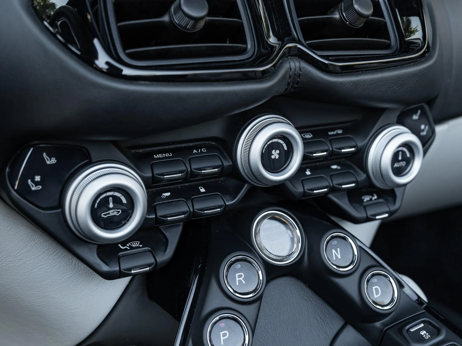 mph038_2246121626_Used_2021_Aston_Martin_Vantage_Roadster_1767733779_7070c8c113