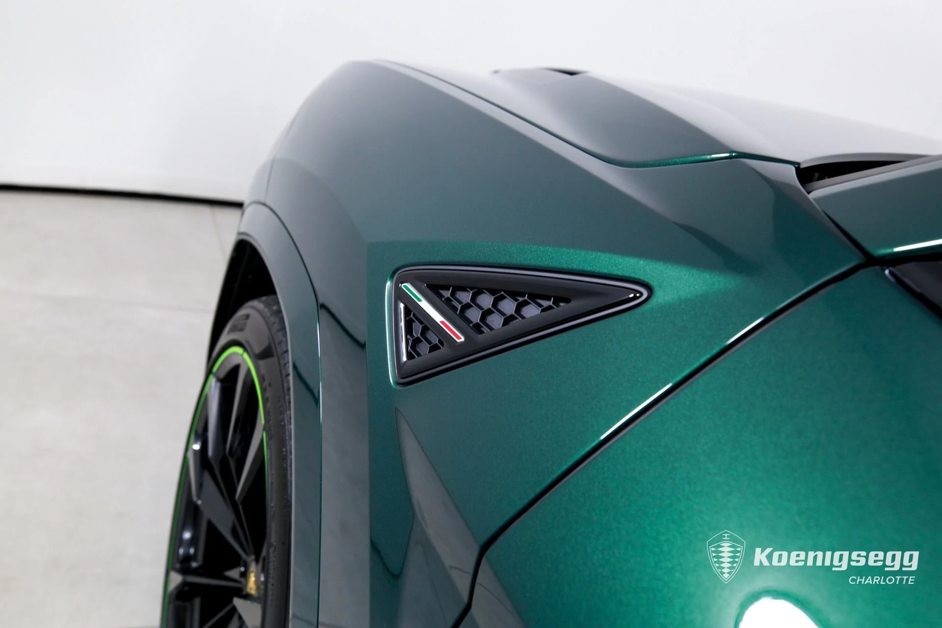 mph038_2289579420_Used_2024_Lamborghini_Urus_S_1760998520_d64ee963da