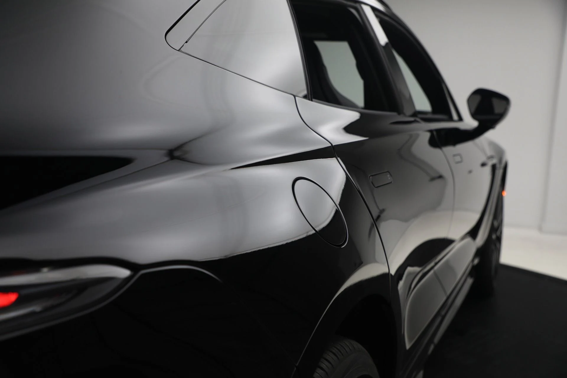 mph038_229089418_New_2026_Aston_Martin_DBX_S_1771452354_1e64fe0580