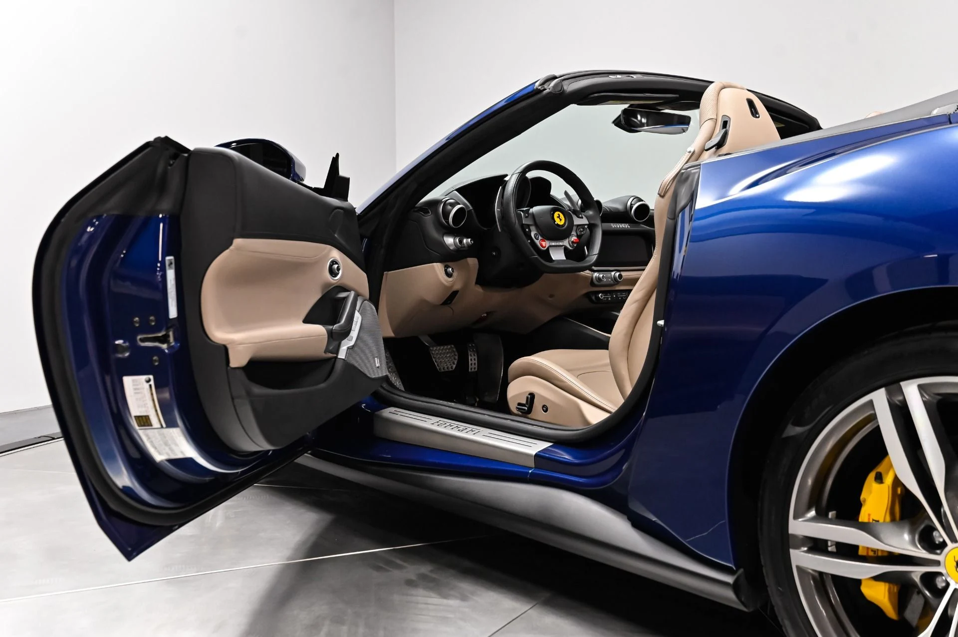 mph038_2295199590_Used_2019_Ferrari_Portofino_Base_1790278437_27fc756440