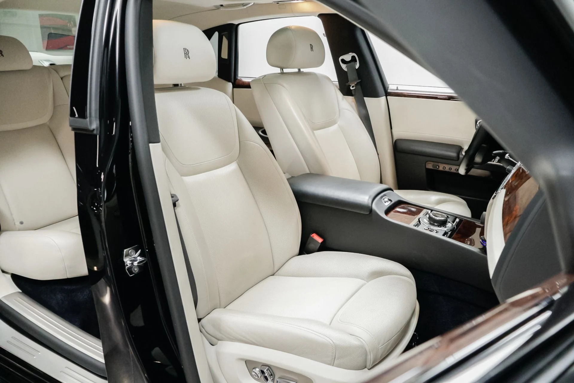 mph038_2377169922_Used_2015_Rolls_Royce_Ghost_Base_1760537897_65472d8d83