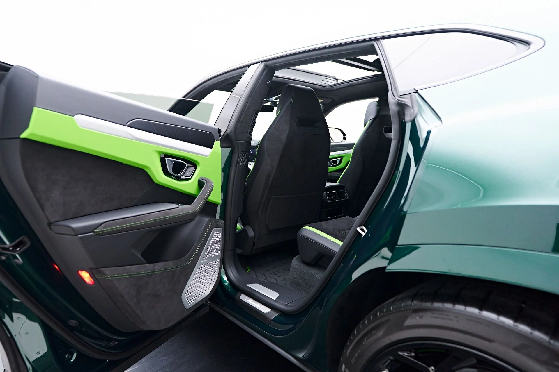 mph038_2395445923_Used_2024_Lamborghini_Urus_S_1749338373_0754300ca9