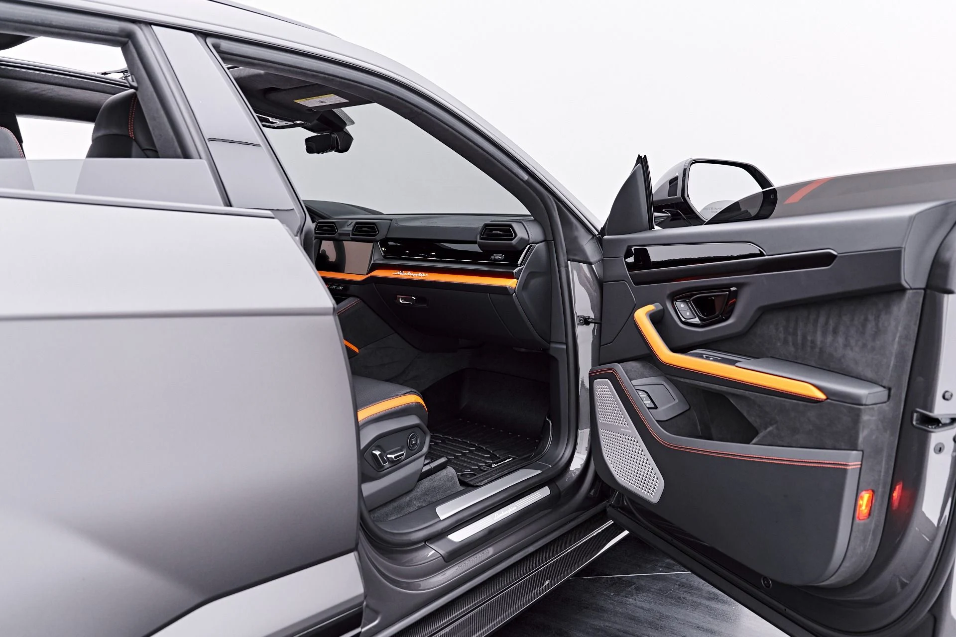mph038_239680358_Used_2025_Lamborghini_Urus_SE_1788282717_a5fb3ecce1