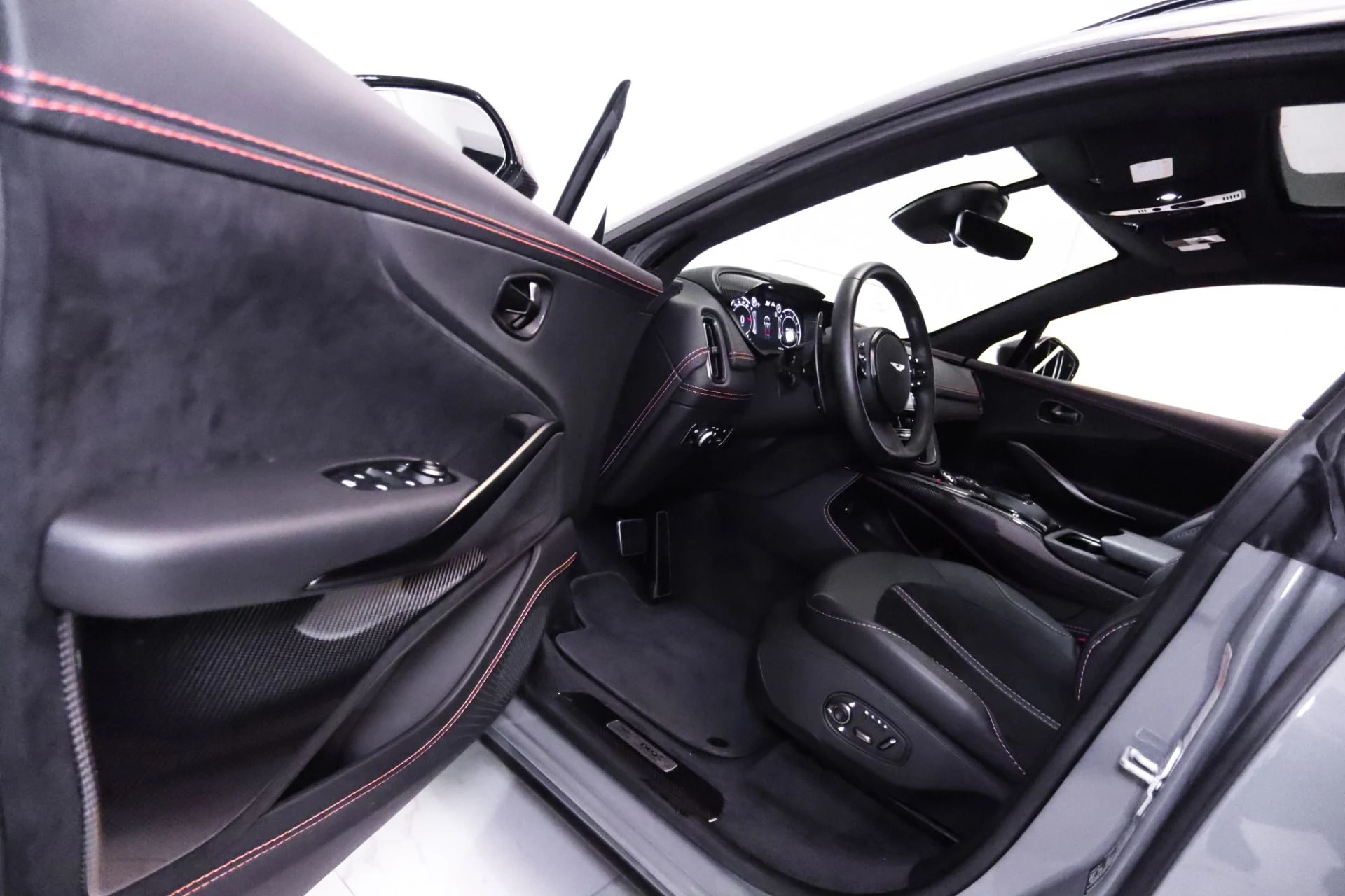 mph038_2448756194_Used_2023_Aston_Martin_DBX_707_1744811574_6539f73780