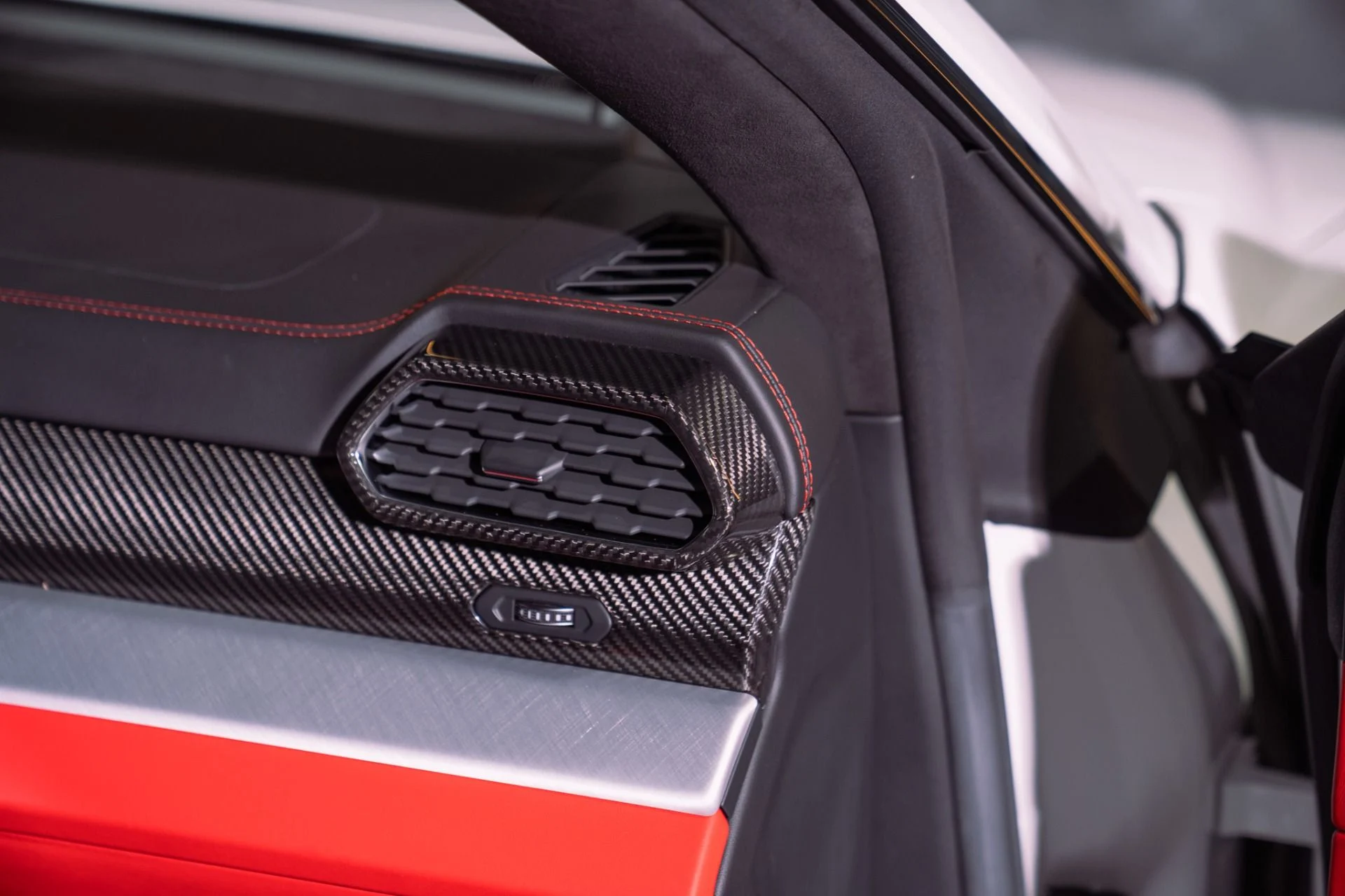 mph038_2457552216_Used_2022_Lamborghini_Urus_Full_Carbon_Interior_Package_1792253848_4534875853