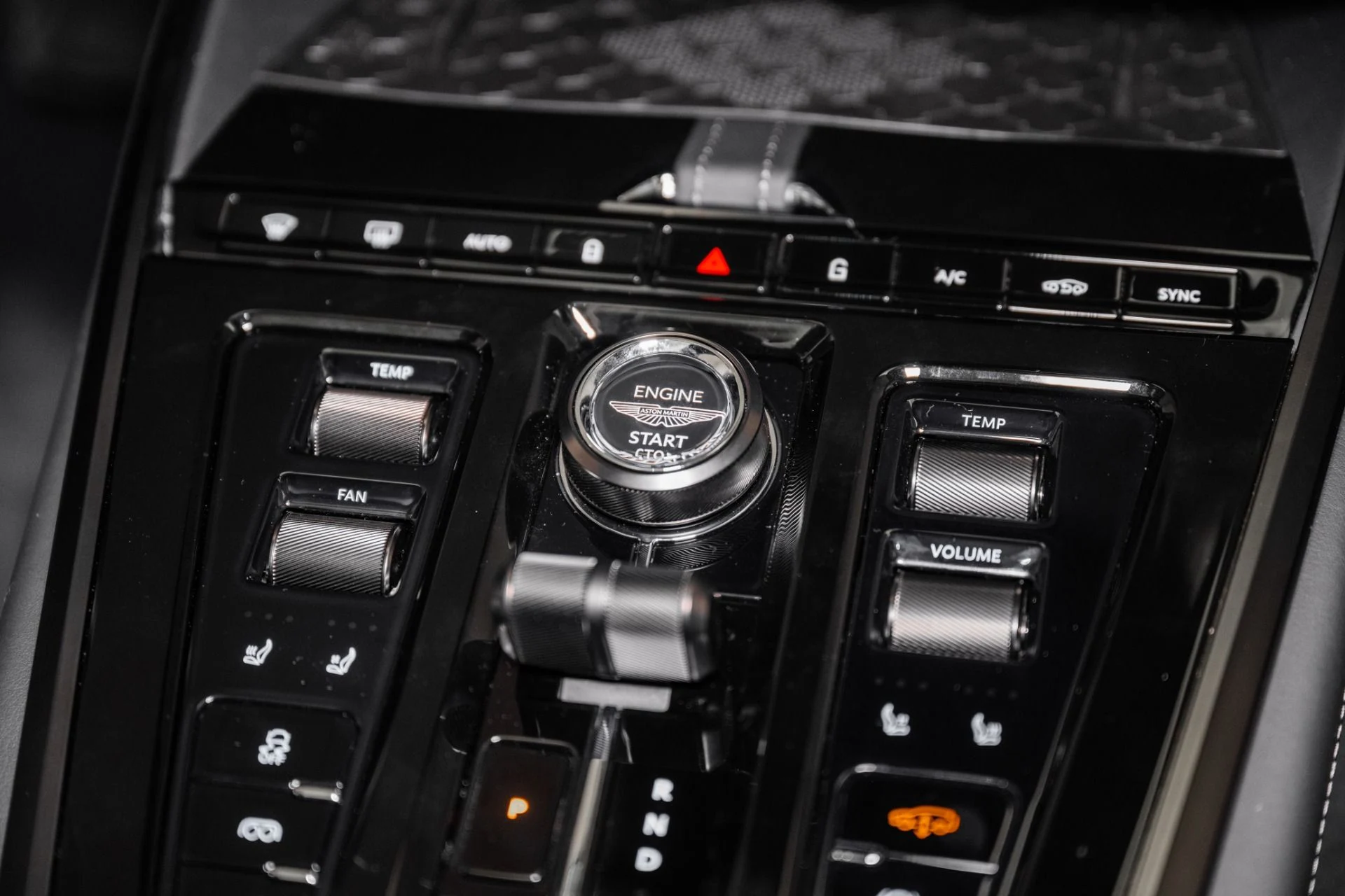 mph038_246888479_Used_2025_Aston_Martin_DBX_707_1748959342_a0899557ac