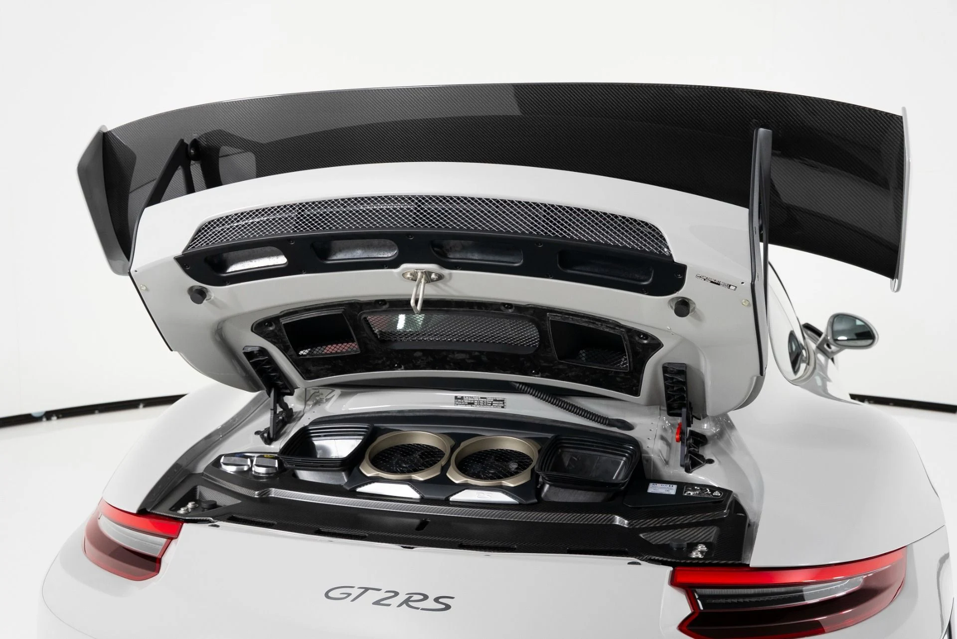 mph038_2478149710_Used_2018_Porsche_911_GT_2_RS_1756256413_21b0a56116