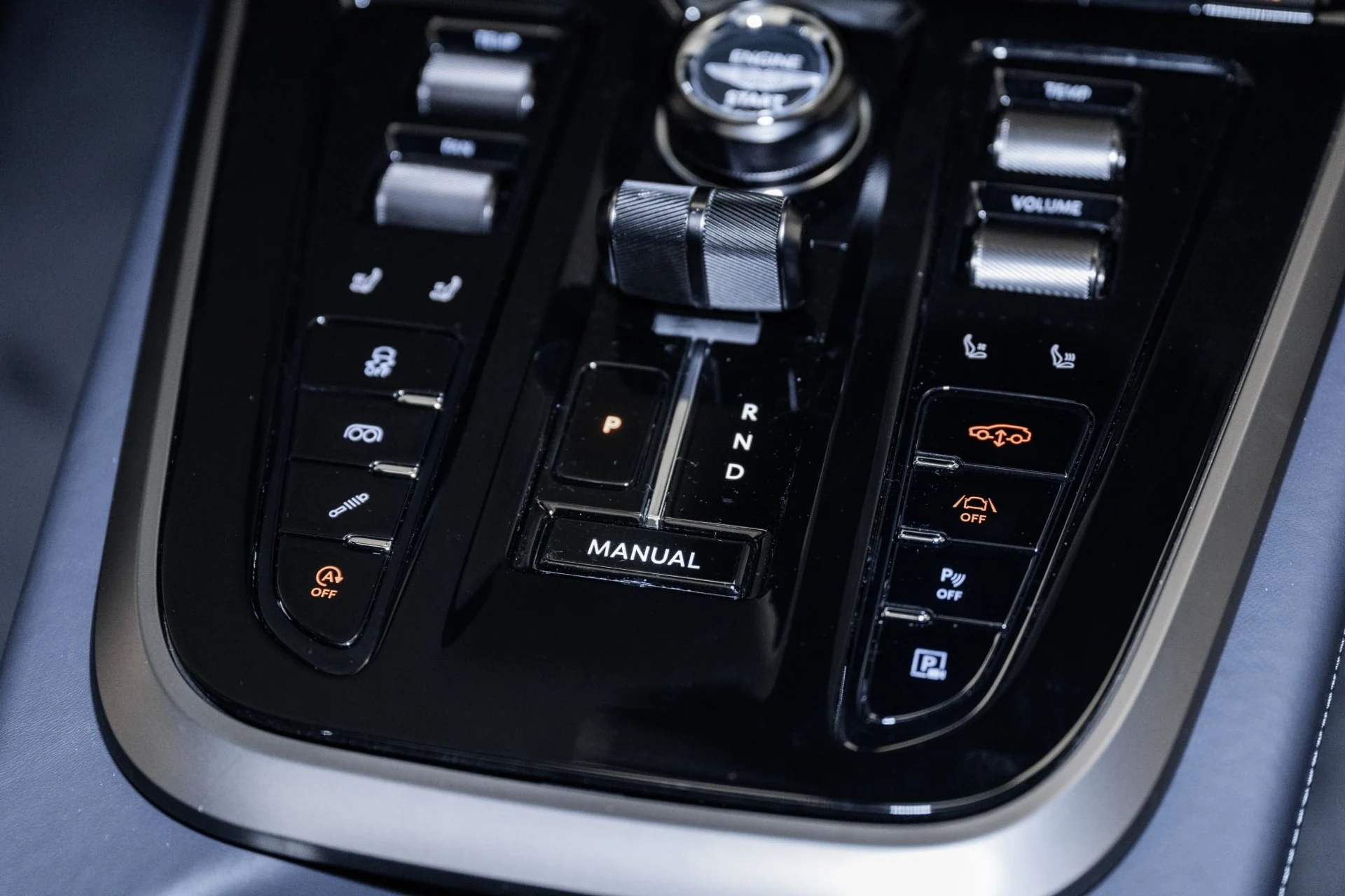 mph038_2514034070_Used_2025_Aston_Martin_DBX_707_1754709382_ba4f3331f1