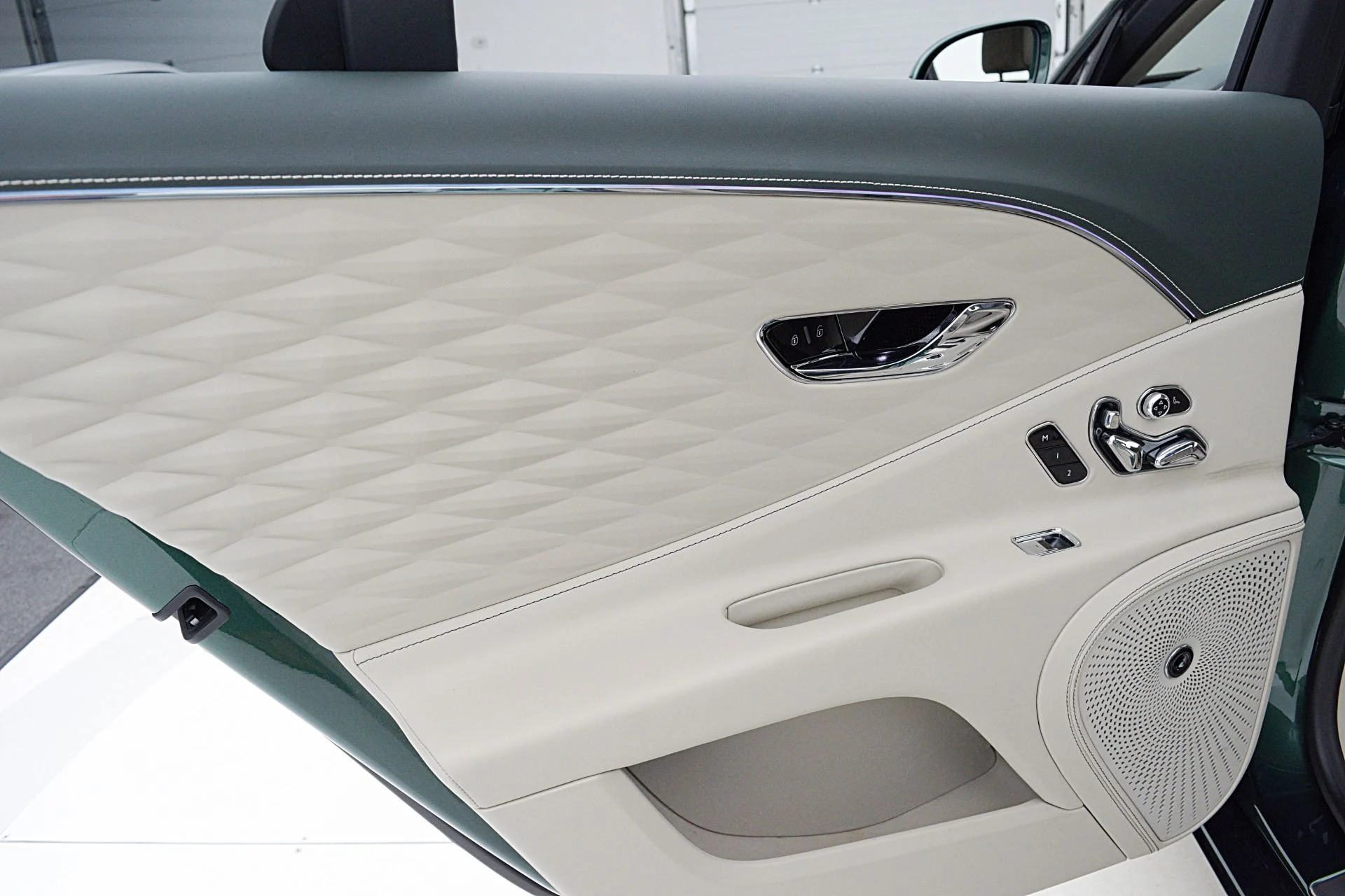 mph038_2521287763_Used_2022_Bentley_Flying_Spur_V8_02b43e9c9e