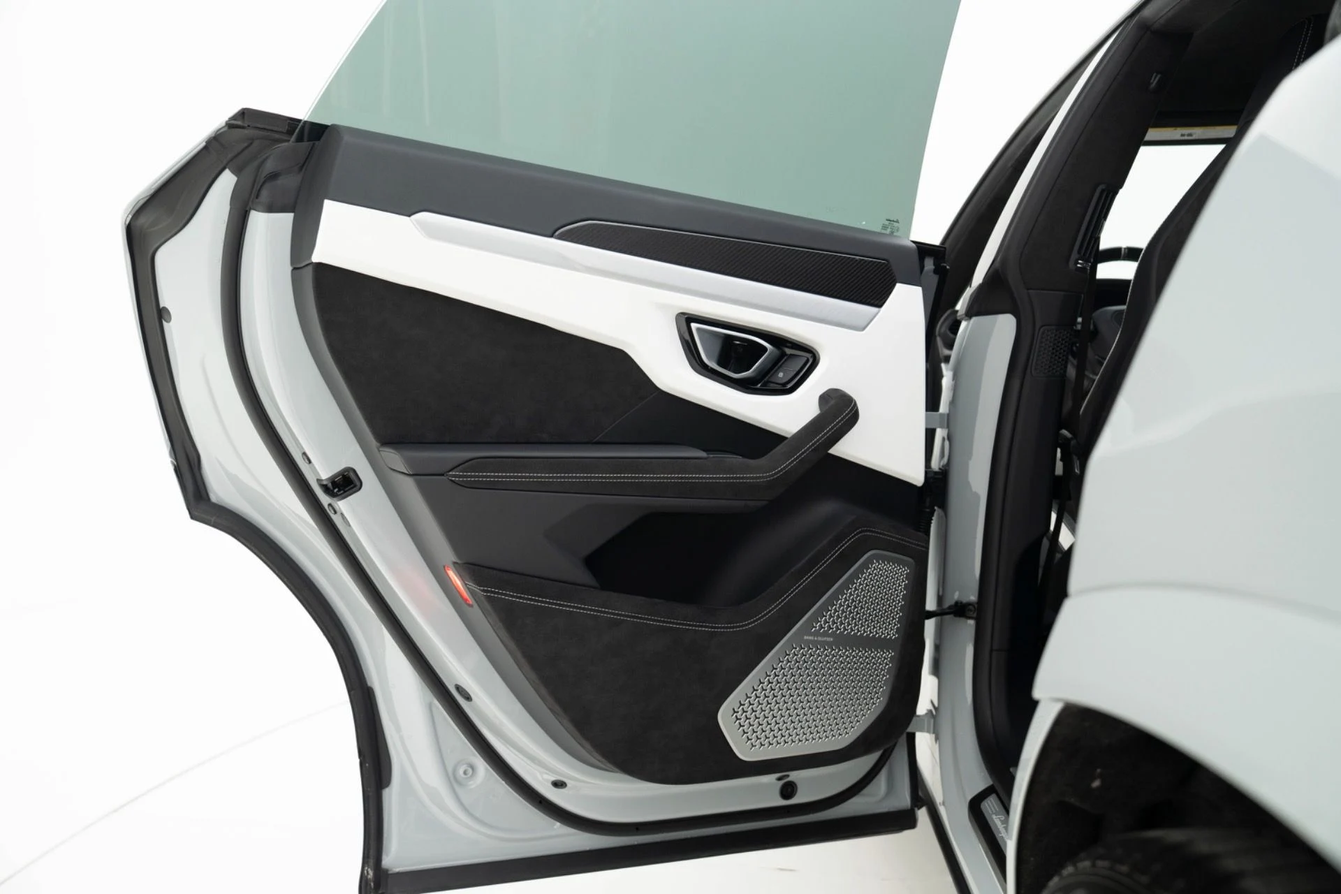 mph038_2561920669_Used_2024_Lamborghini_Urus_S_1777580744_47481c46f1