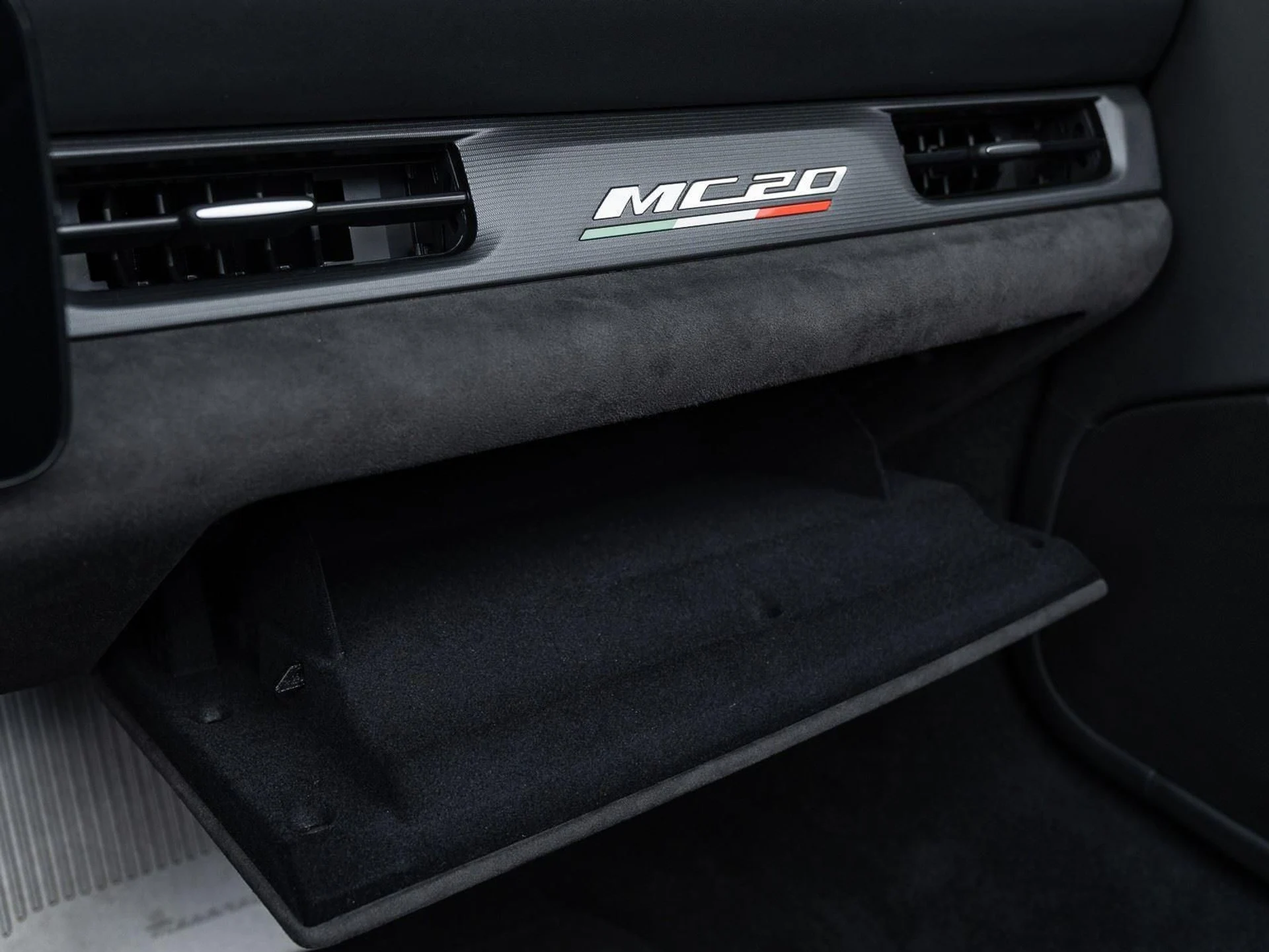 mph038_2567697780_Used_2023_Maserati_MC_20_Cielo_1773864344_11b9769580