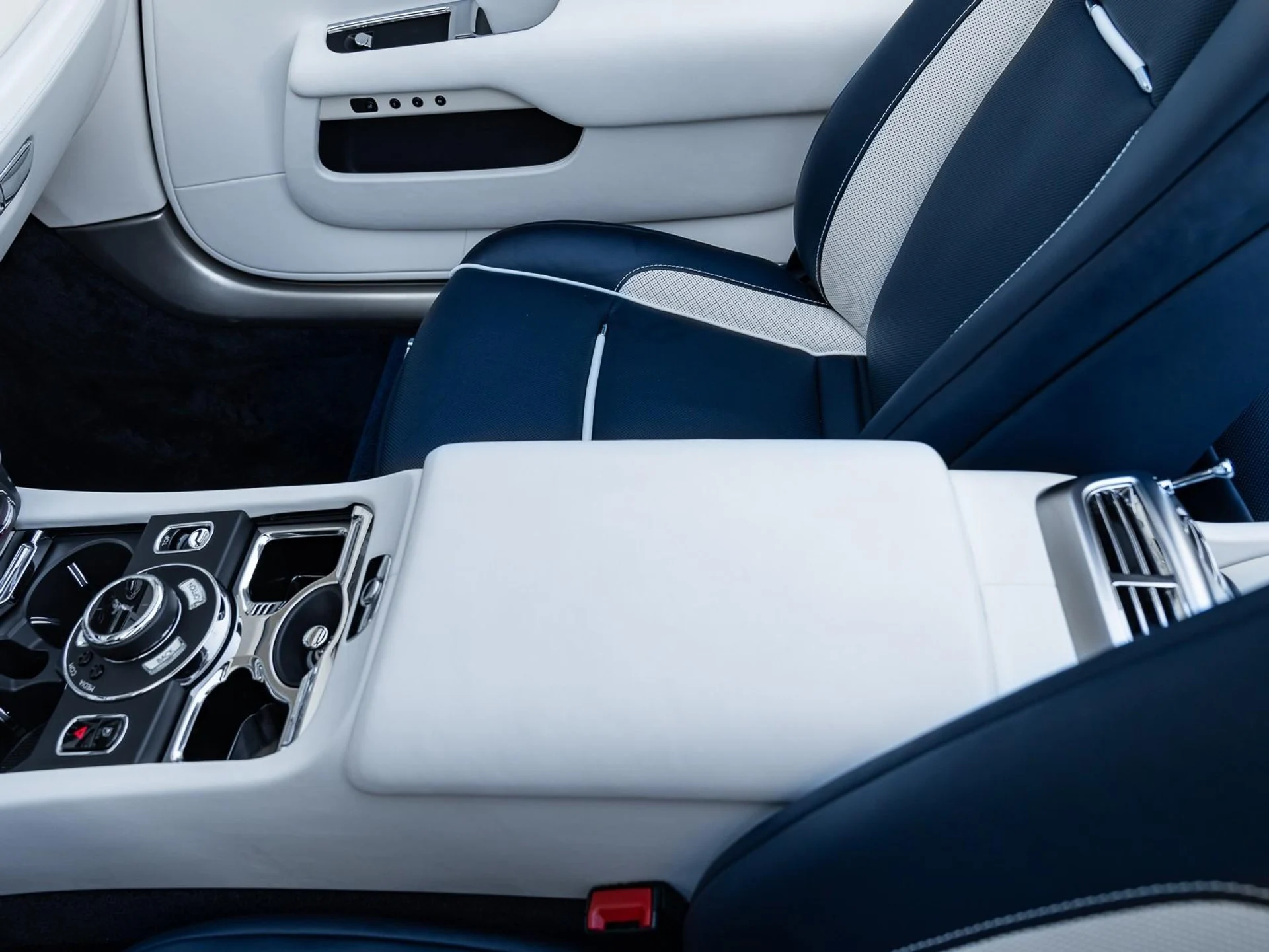 mph038_2576285325_Used_2019_Rolls_Royce_Dawn_1761832875_034fada594