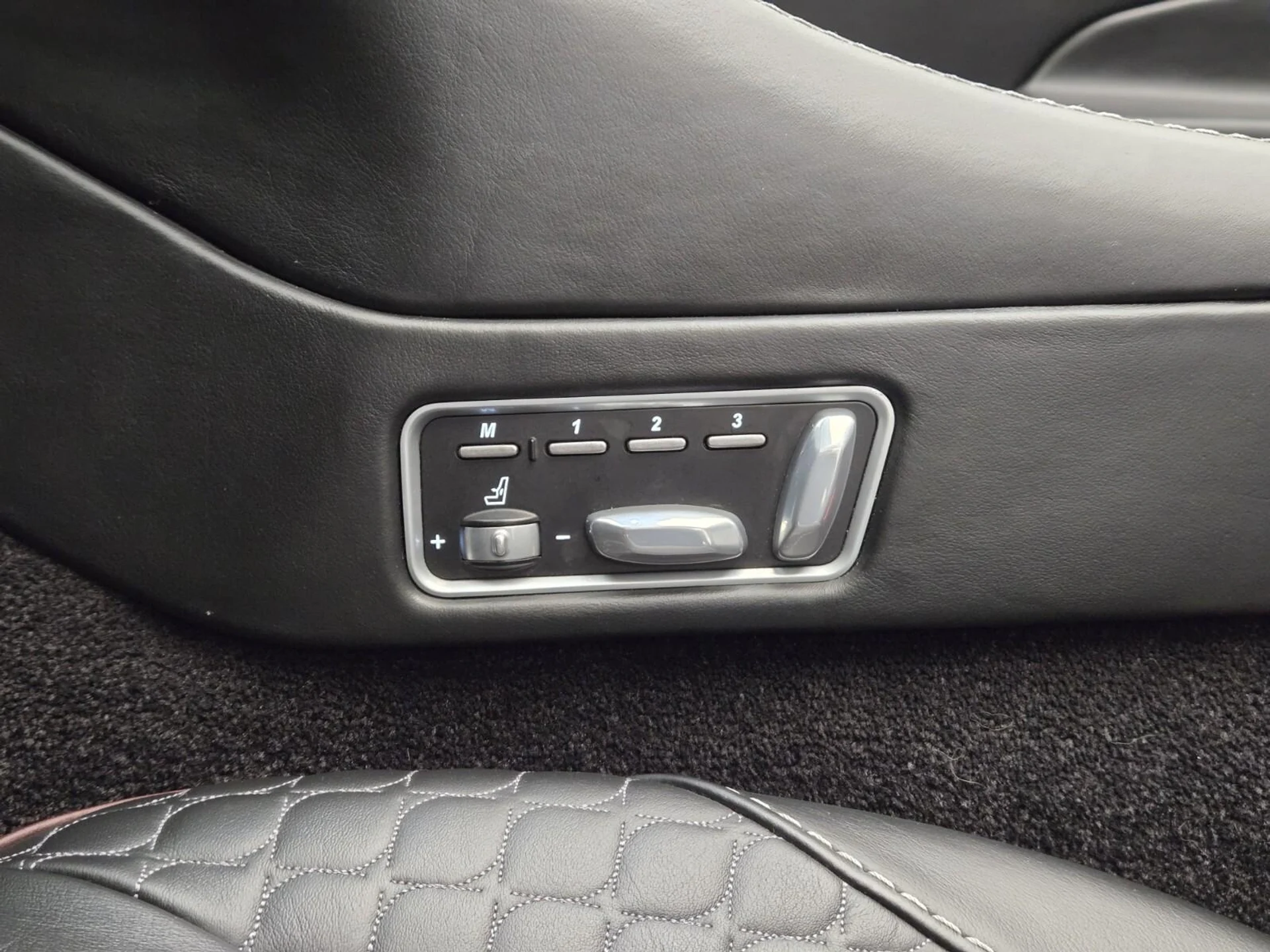 mph038_257778309_Used_2015_Aston_Martin_Vanquish_Volante_1756882988_e24835c054