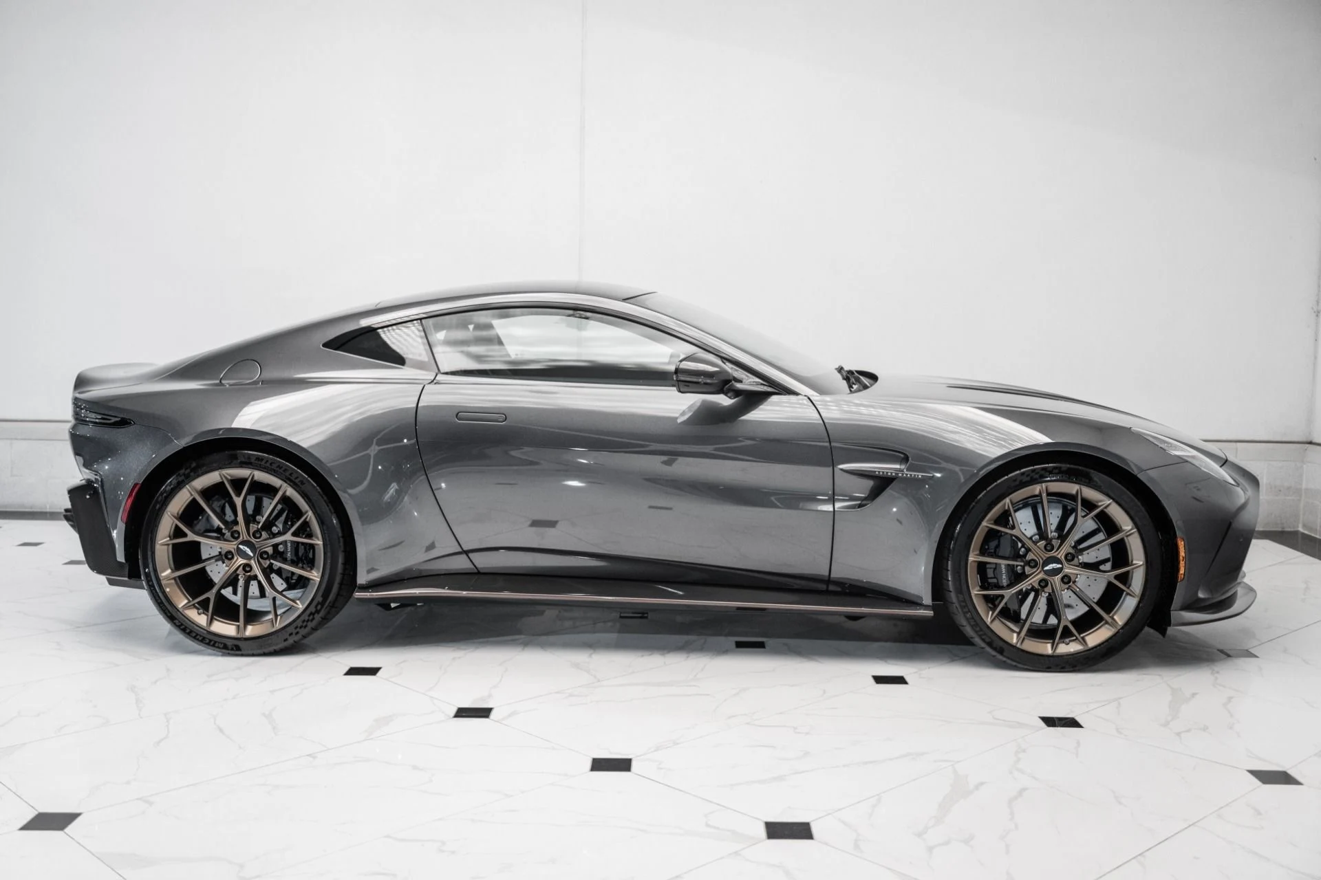 mph038_2587046845_New_2026_ASTON_MARTIN_VANTAGE_1756307805_fcbde679d5