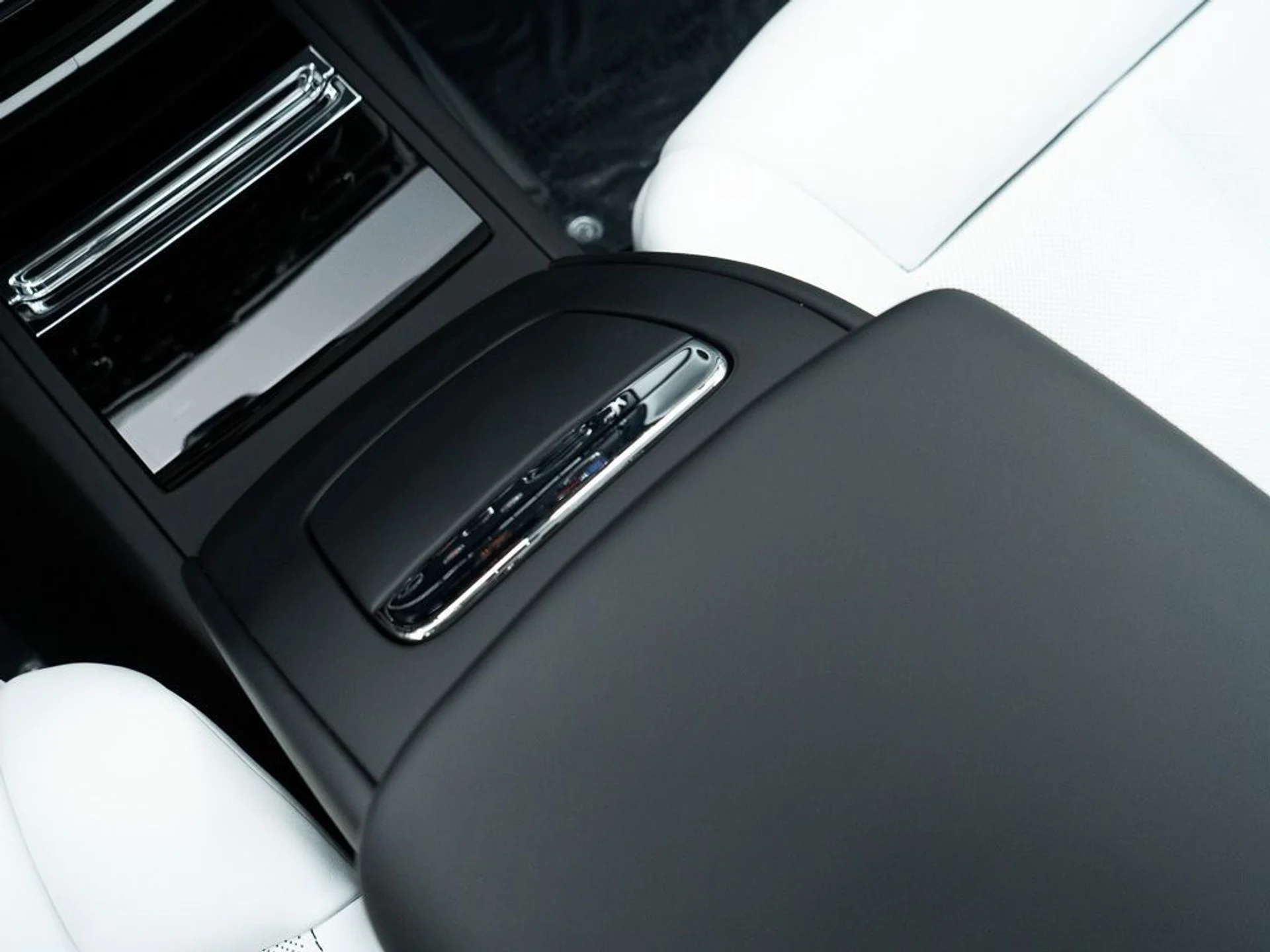 mph038_2618325932_797b7942d3f09a99902d25611e2b55e7_6823a870d3