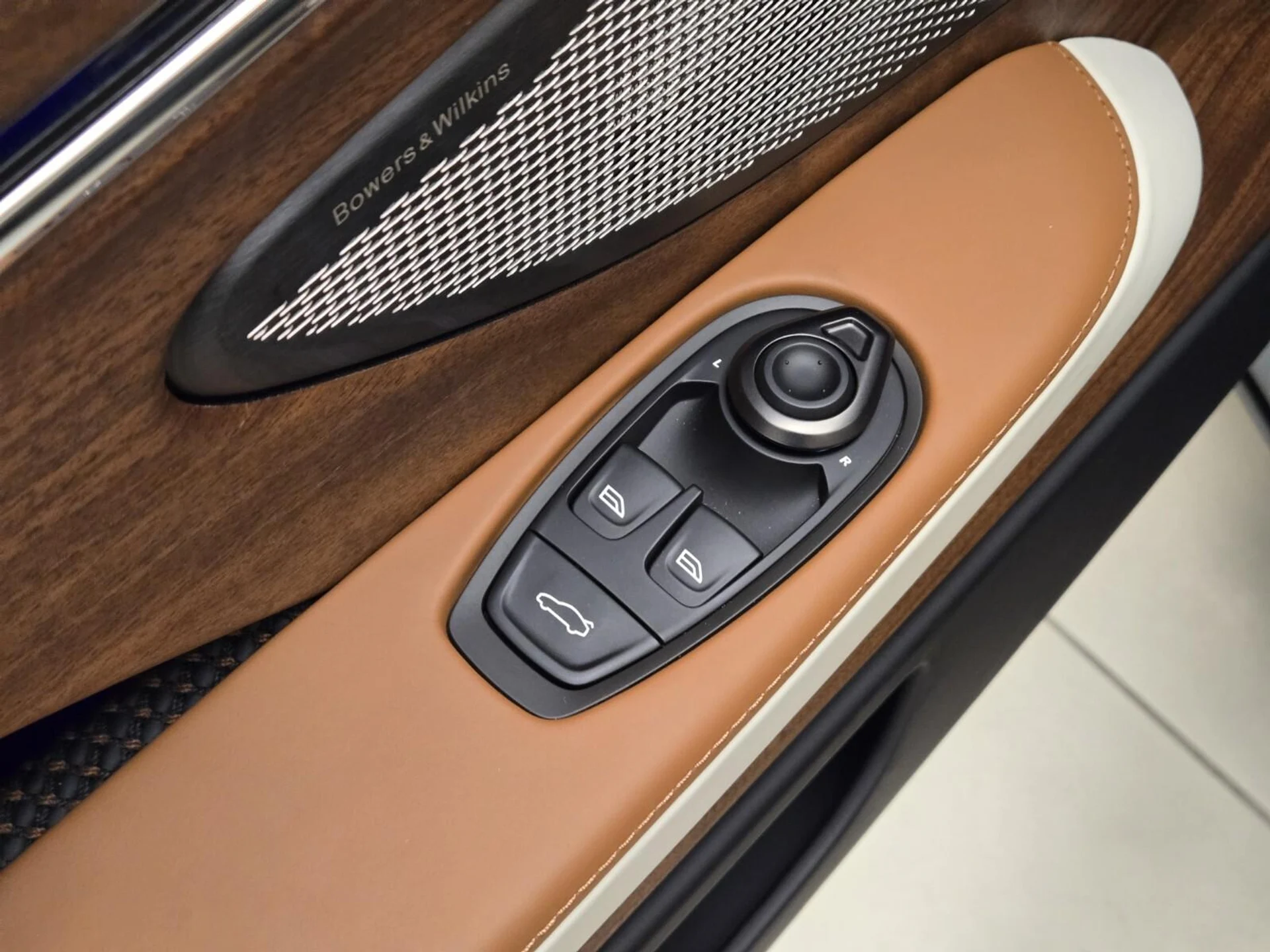 mph038_2648097817_New_2026_Aston_Martin_DB_12_Volante_1777612901_b2e0c88776
