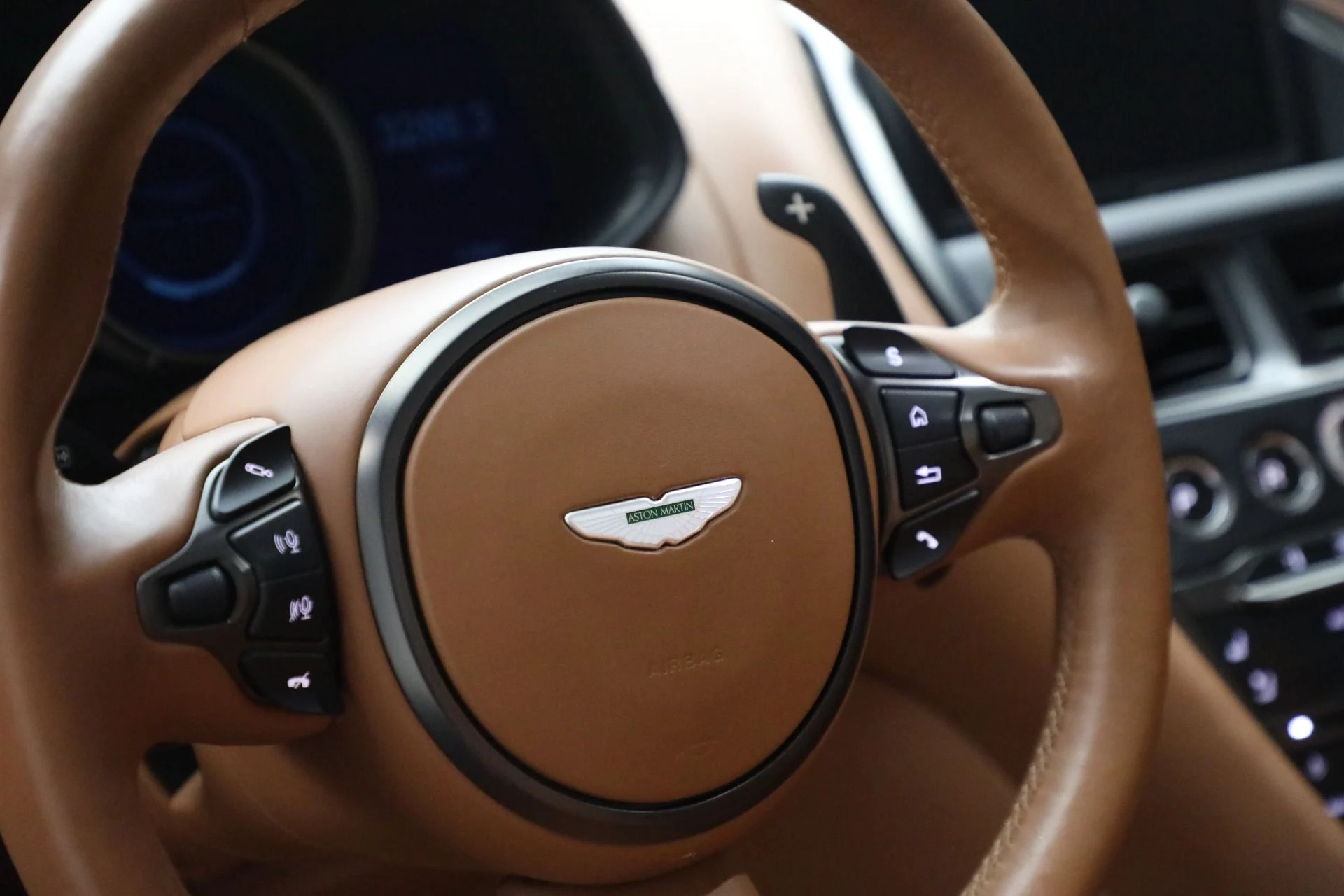 mph038_2650212316_Used_2022_Aston_Martin_DB_11_Volante_a1625899a4