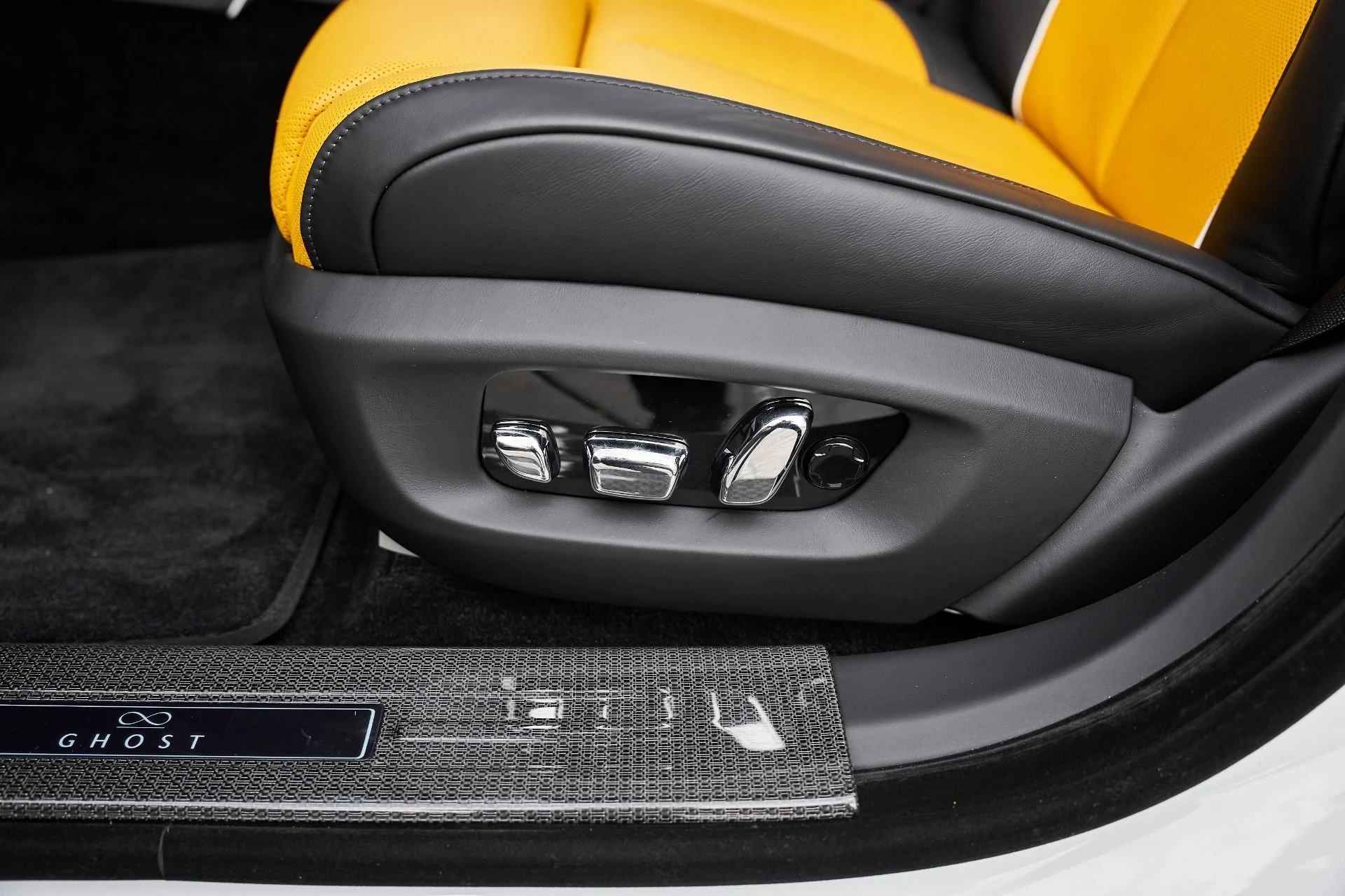 mph038_2653851796_Used_2025_Rolls_Royce_Ghost_Black_Badge_1763167796_e42ea6e451