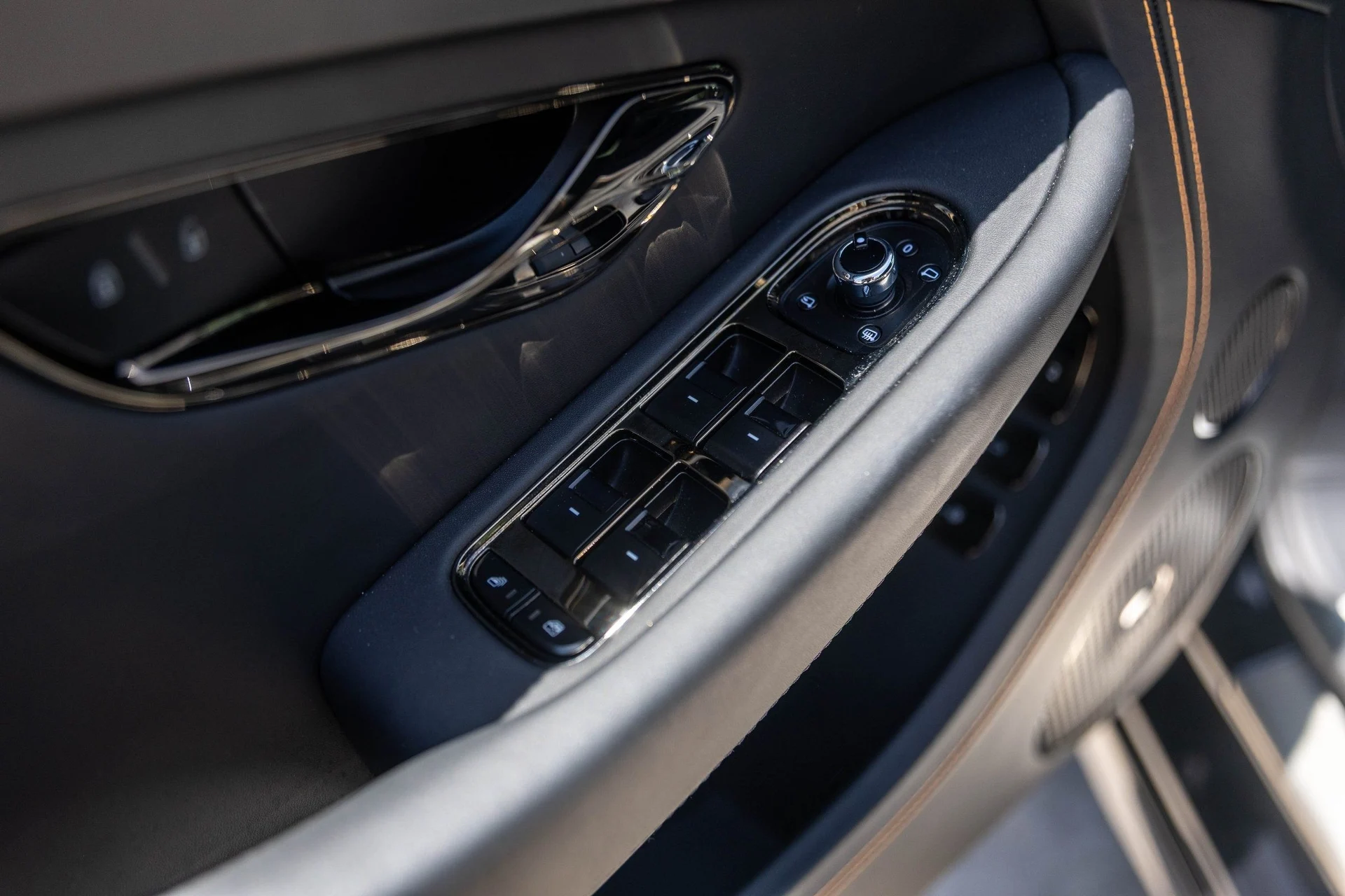 mph038_2674672293_Hi_Tech_Luxury_Imports_LLC_SCBCP_2_ZG_0_SC_023285_image_38_b5328ab8a2