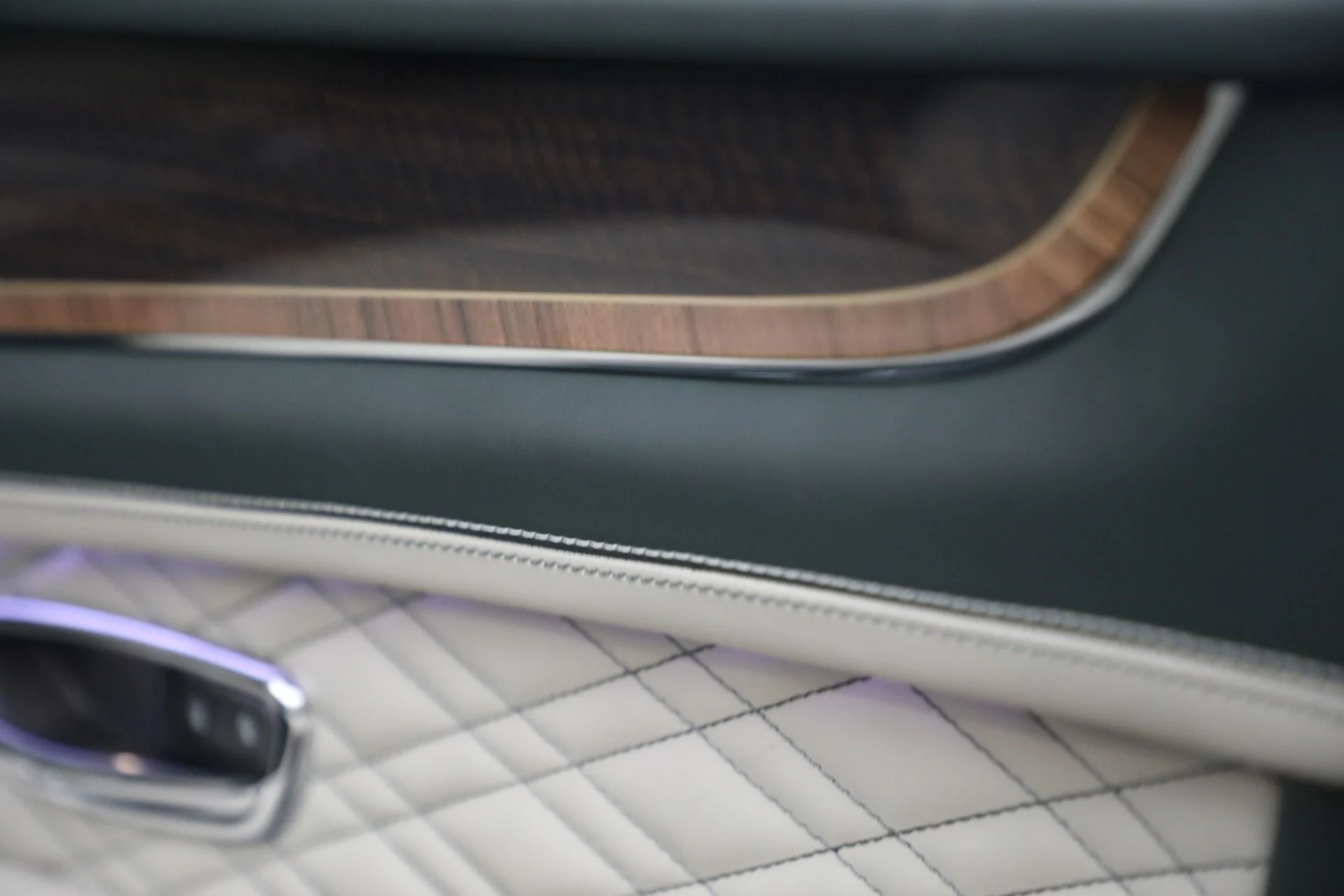 mph038_2725358809_New_2023_Bentley_Bentayga_V8_155ebbe2ac