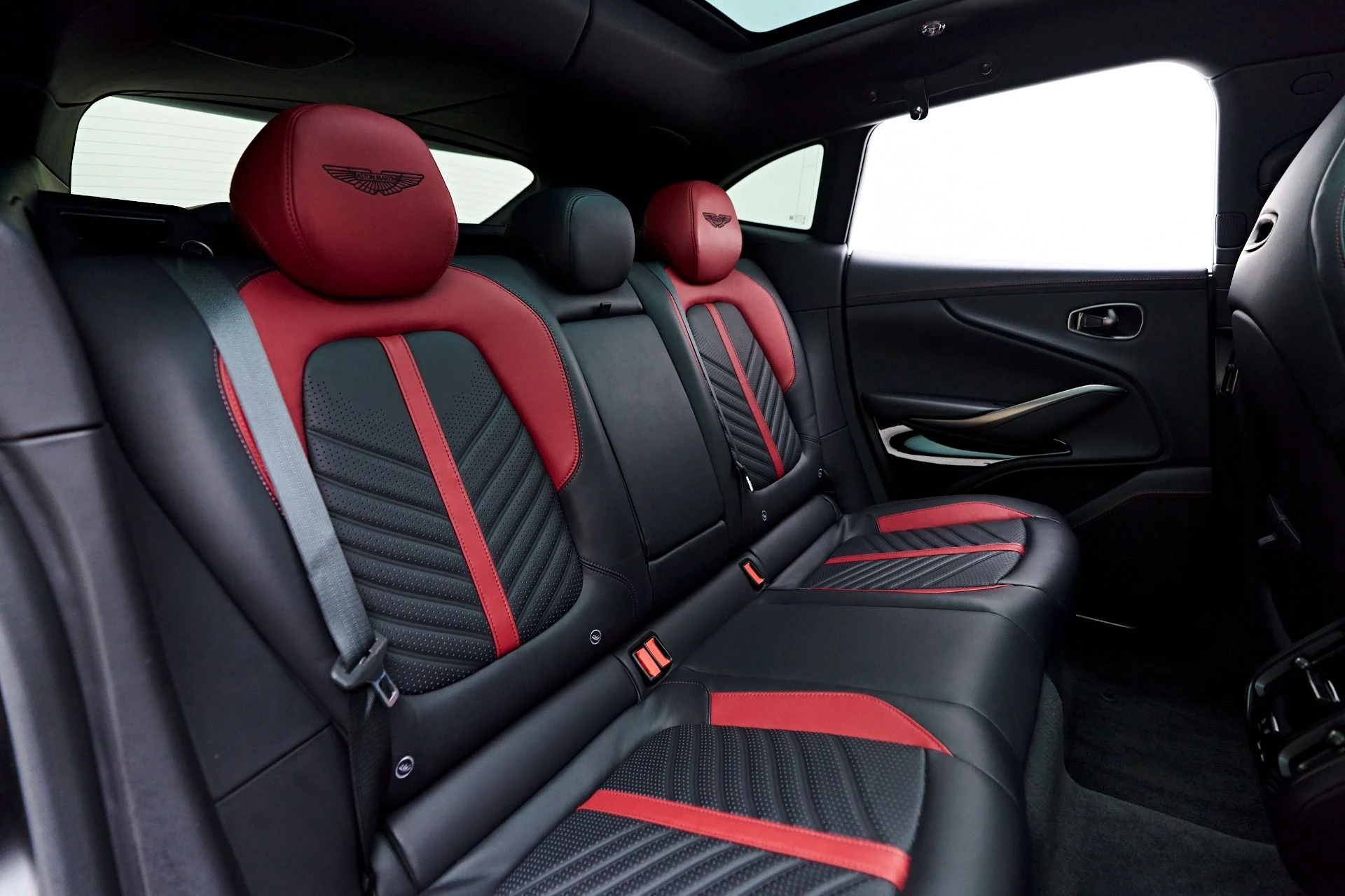 mph038_2804374166_Used_2023_Aston_Martin_DBX_707_1731378416_7c99b1508e