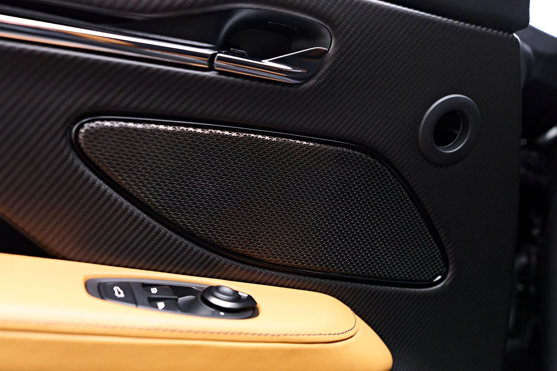 mph038_2816140986_Used_2024_Aston_Martin_DB_12_1752612779_8466ba0ec1
