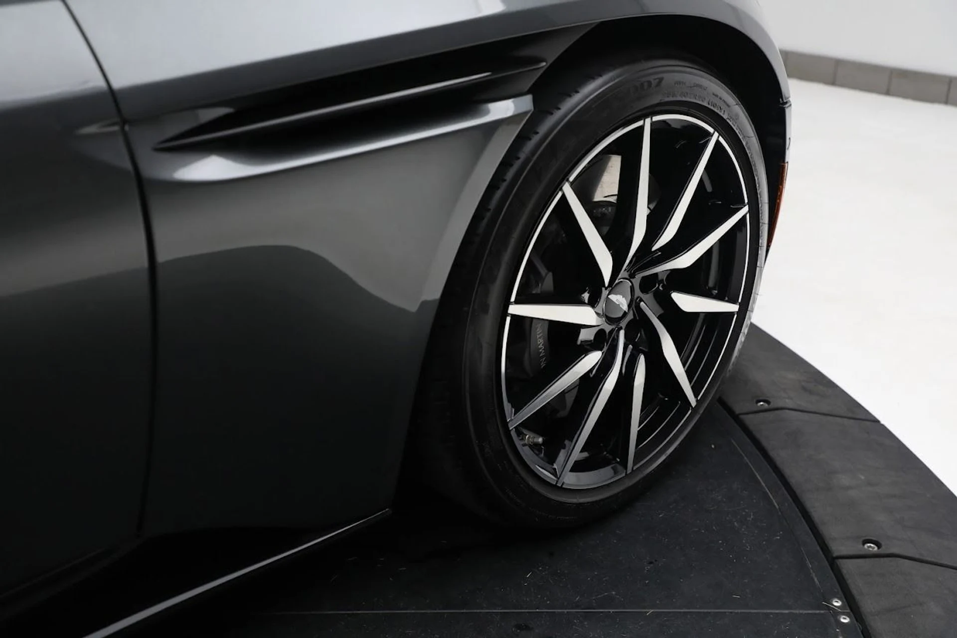 mph038_2872164253_Used_2020_Aston_Martin_DB_11_Volante_Convertible_1682724491_34c2e3f5bf