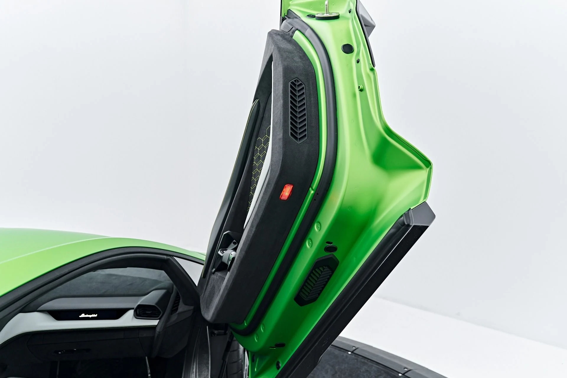 mph038_2882571739_Used_2024_Lamborghini_Revuelto_Base_1789697515_9787d9703e