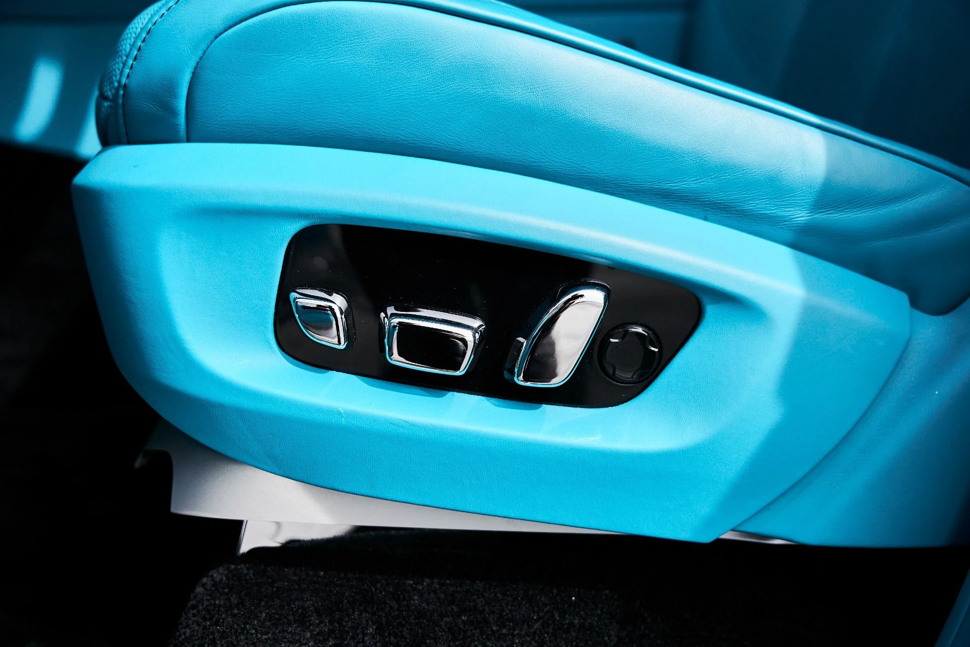 mph038_2946355899_Used_2025_Rolls_Royce_Cullinan_Black_Badge_1774912503_63efc32cae