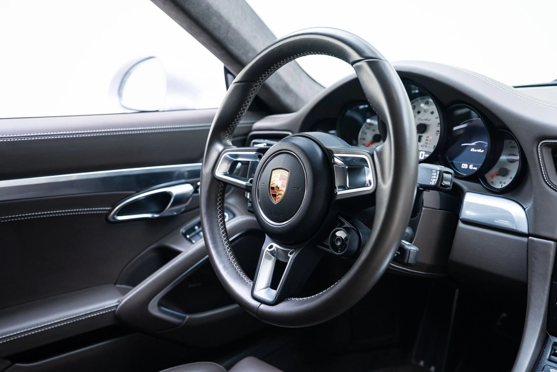 mph038_296366602_Used_2018_Porsche_911_Turbo_1765307343_5ef771a75f