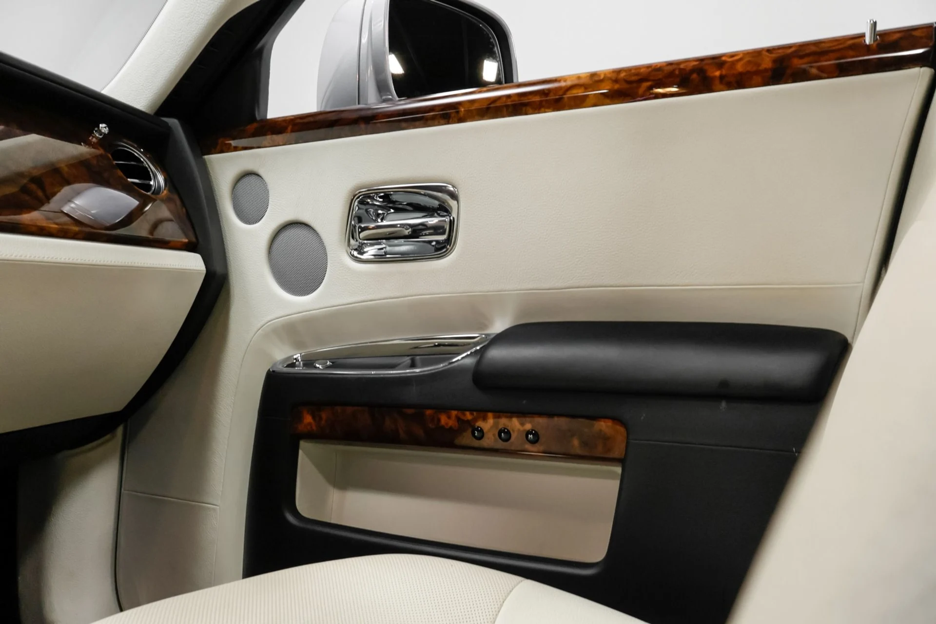 mph038_2967802141_Used_2010_Rolls_Royce_Ghost_1762979207_8052298902