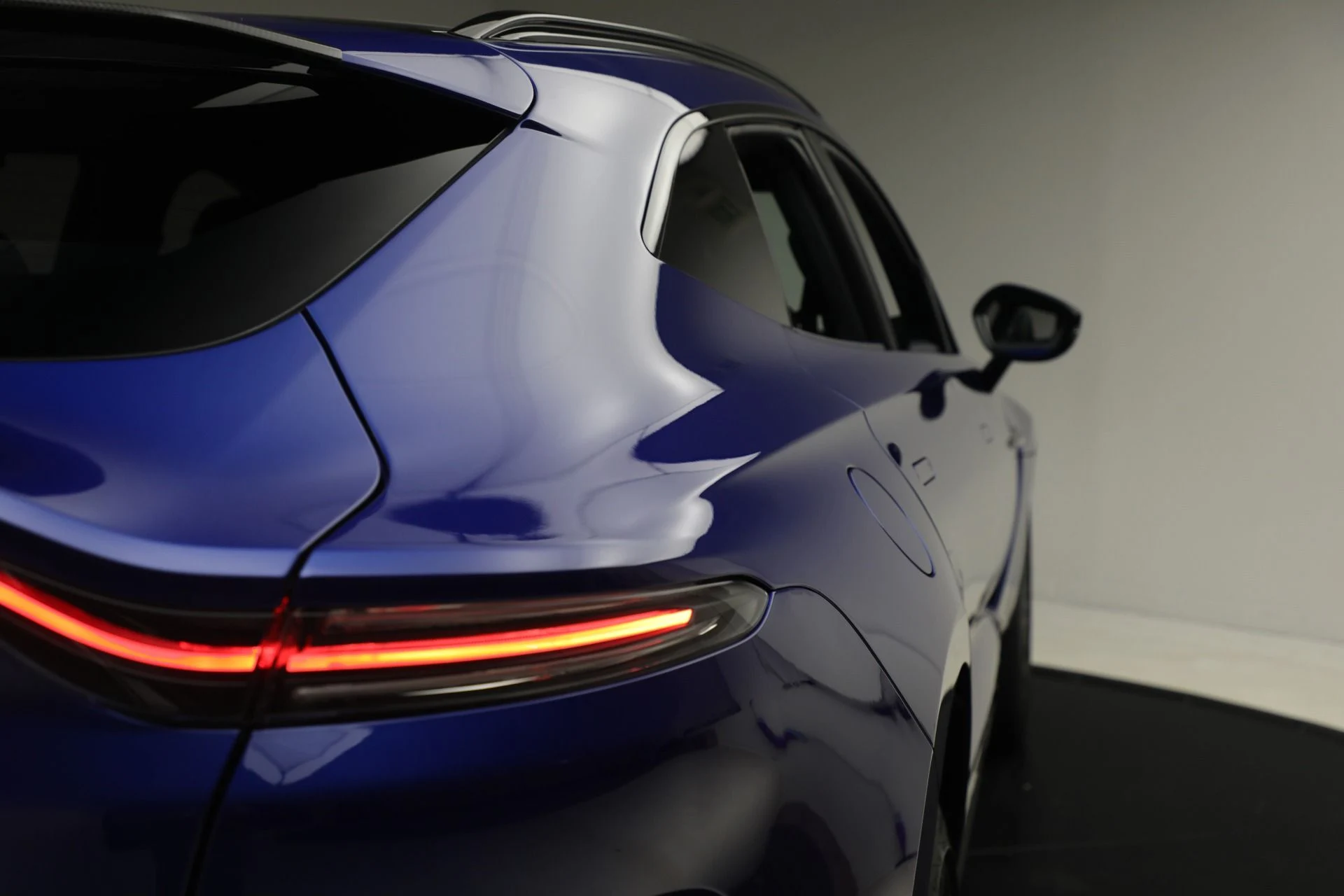 mph038_2970439166_Used_2024_Aston_Martin_DBX_707_1761597901_d5dfd0cc7e