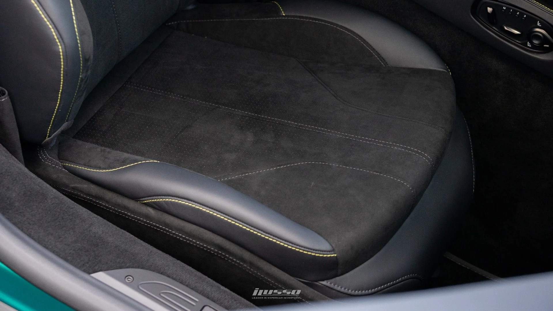 mph038_3001709619_Used_2025_Aston_Martin_Vantage_1750440087_913782f0ce