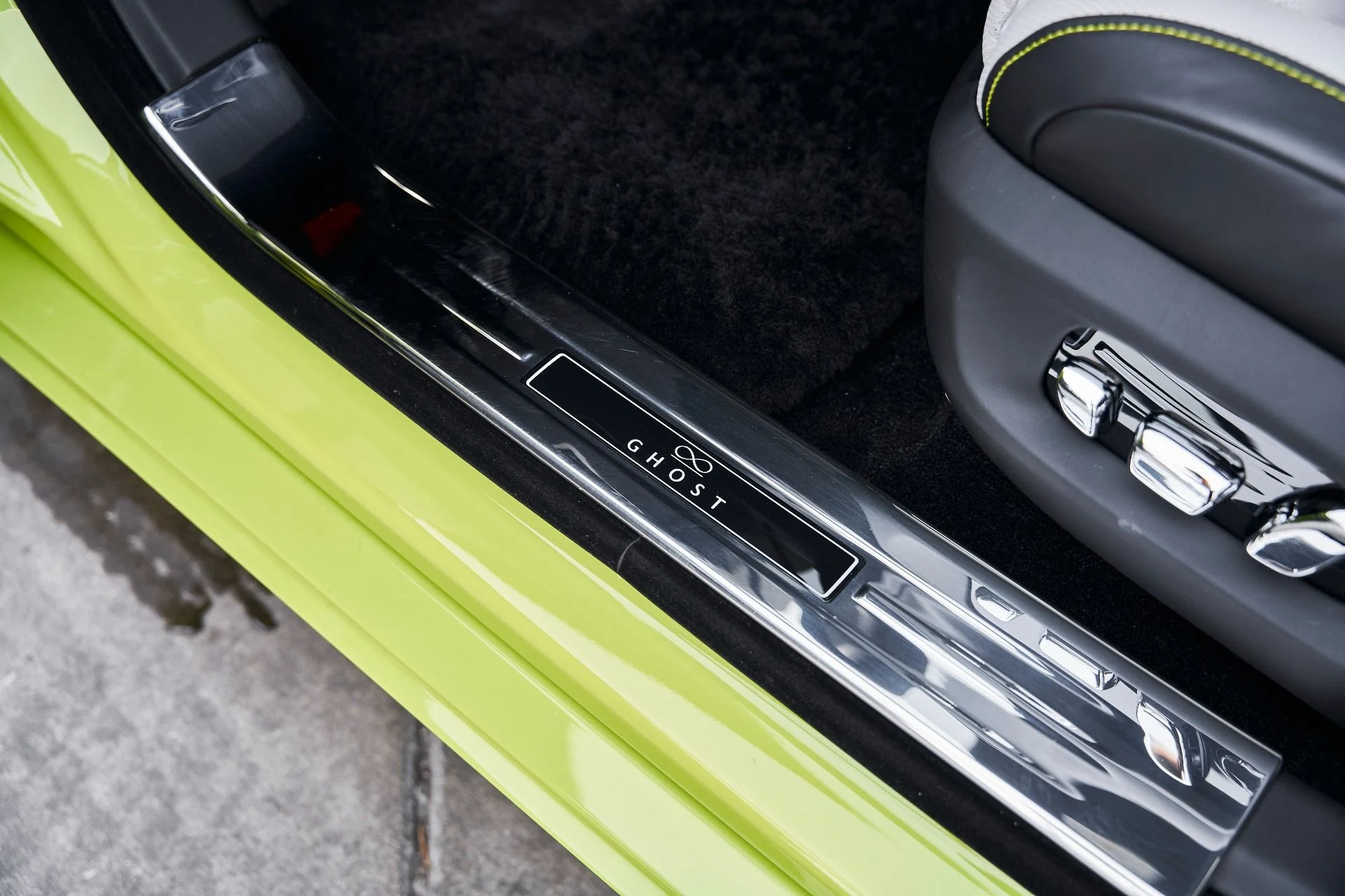 mph038_3054338692_Used_2025_Rolls_Royce_Ghost_Black_Badge_1769049515_b8356d9ec9