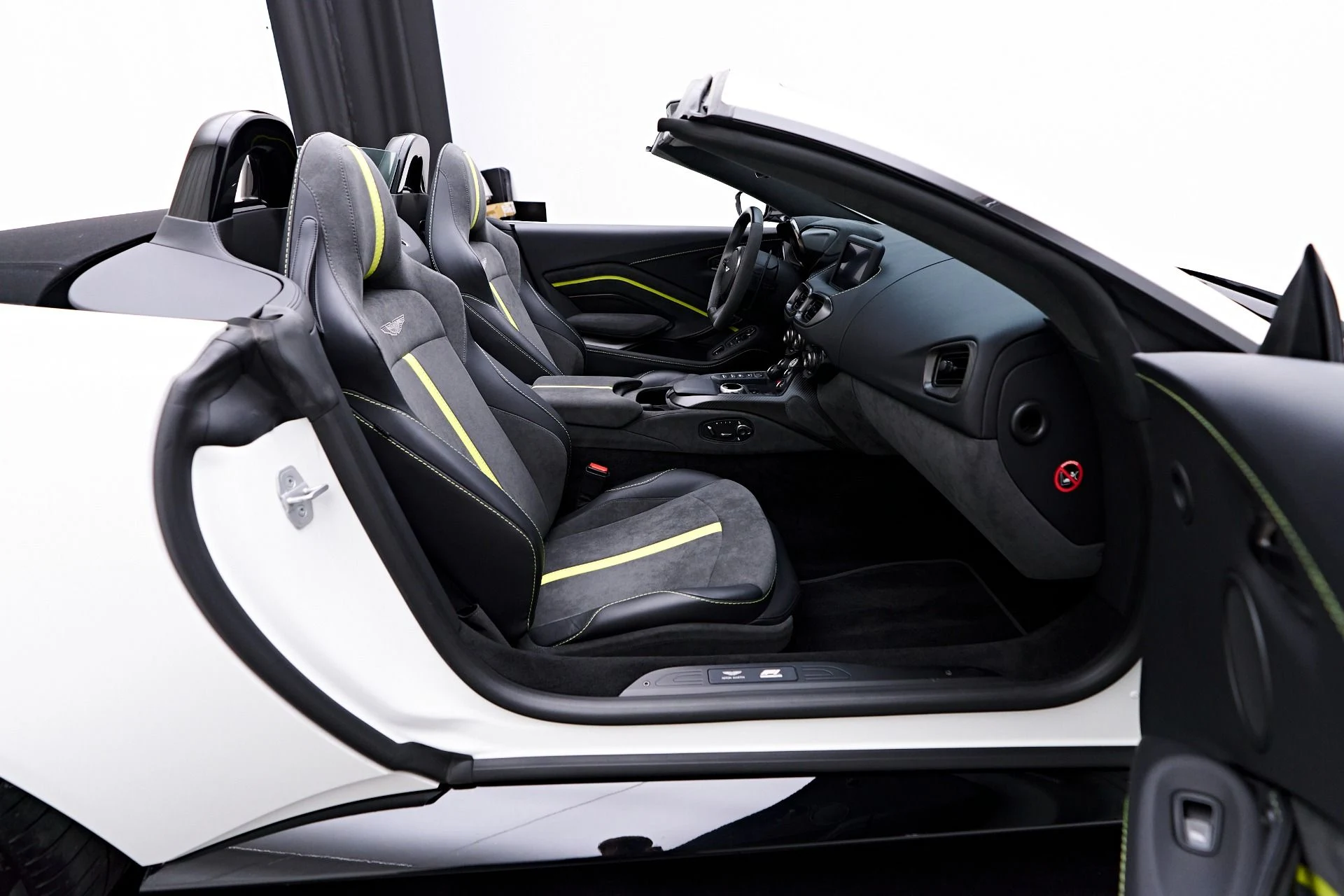 mph038_3070833137_Used_2023_Aston_Martin_Vantage_F1_Edition_1754013179_713c61ea3e