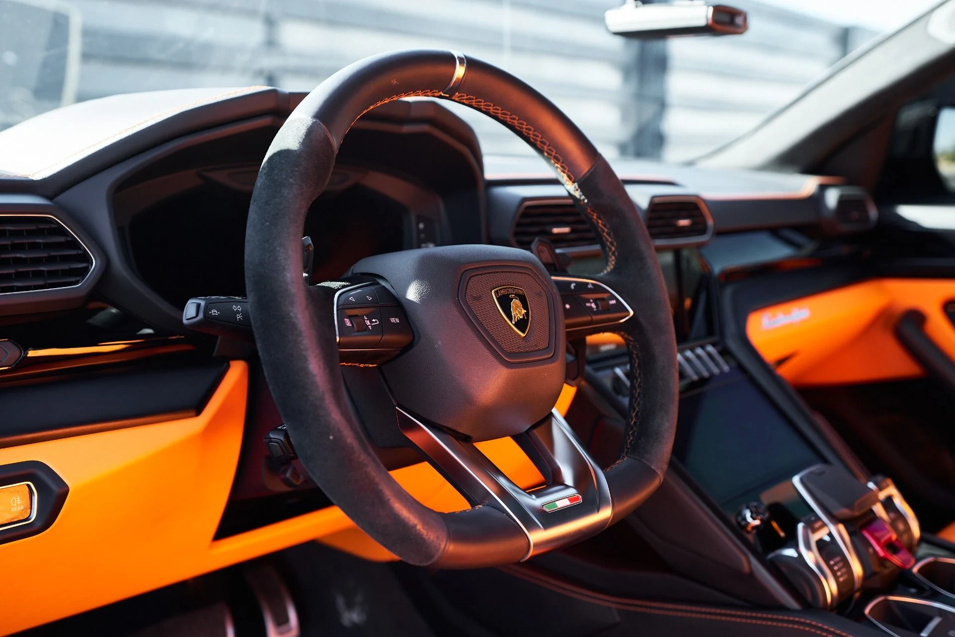 mph038_3129678840_Used_2022_Lamborghini_Urus_Base_1759562055_13b18f47e3