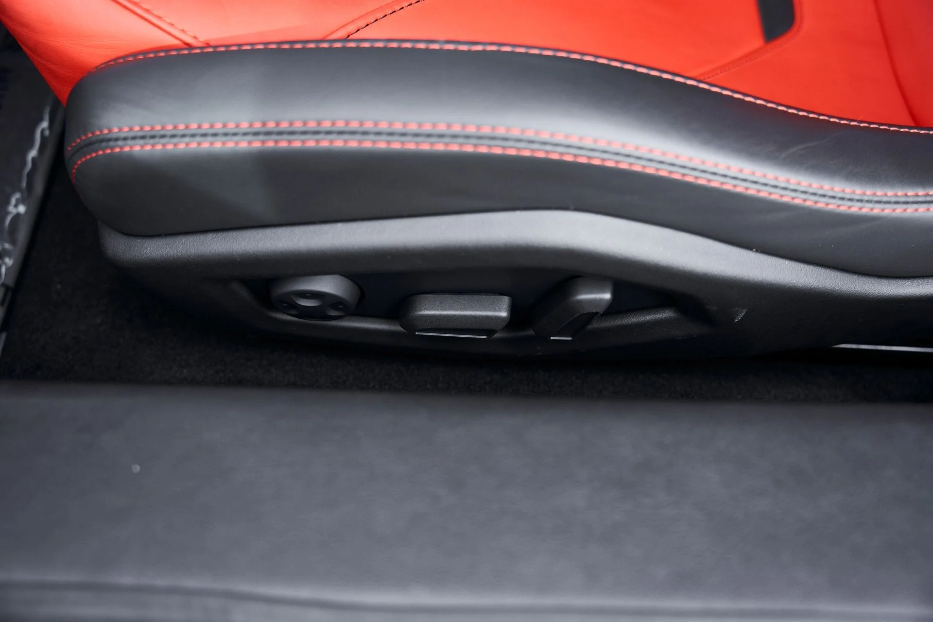 mph038_31807637_Used_2023_Lamborghini_Huracan_EVO_Base_1769049057_88f5367988