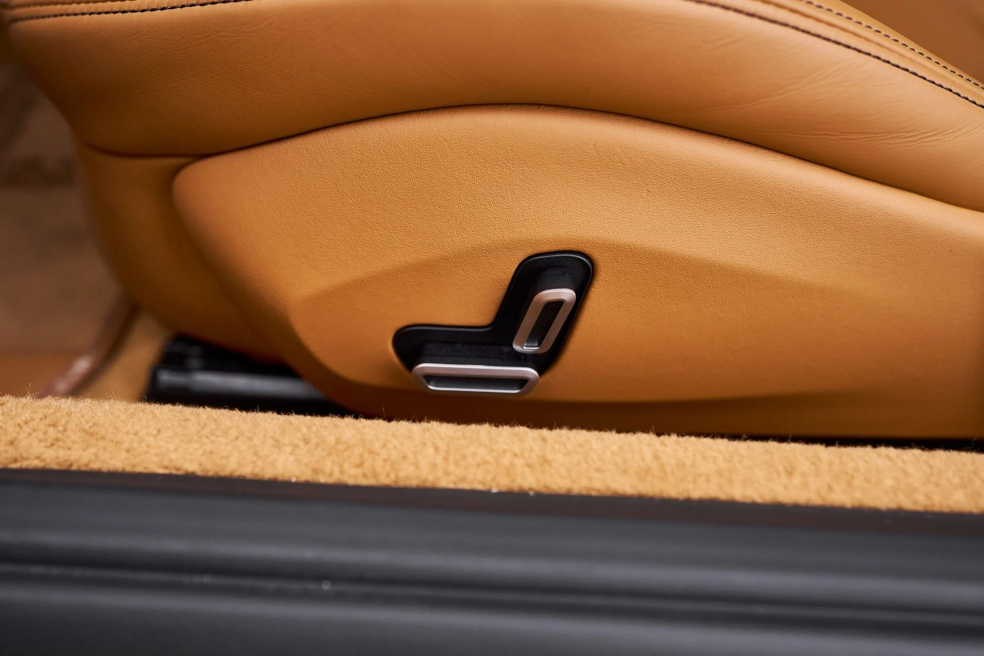 mph038_318686403_Used_2023_Ferrari_Roma_Base_1761599054_75a3a28fe6