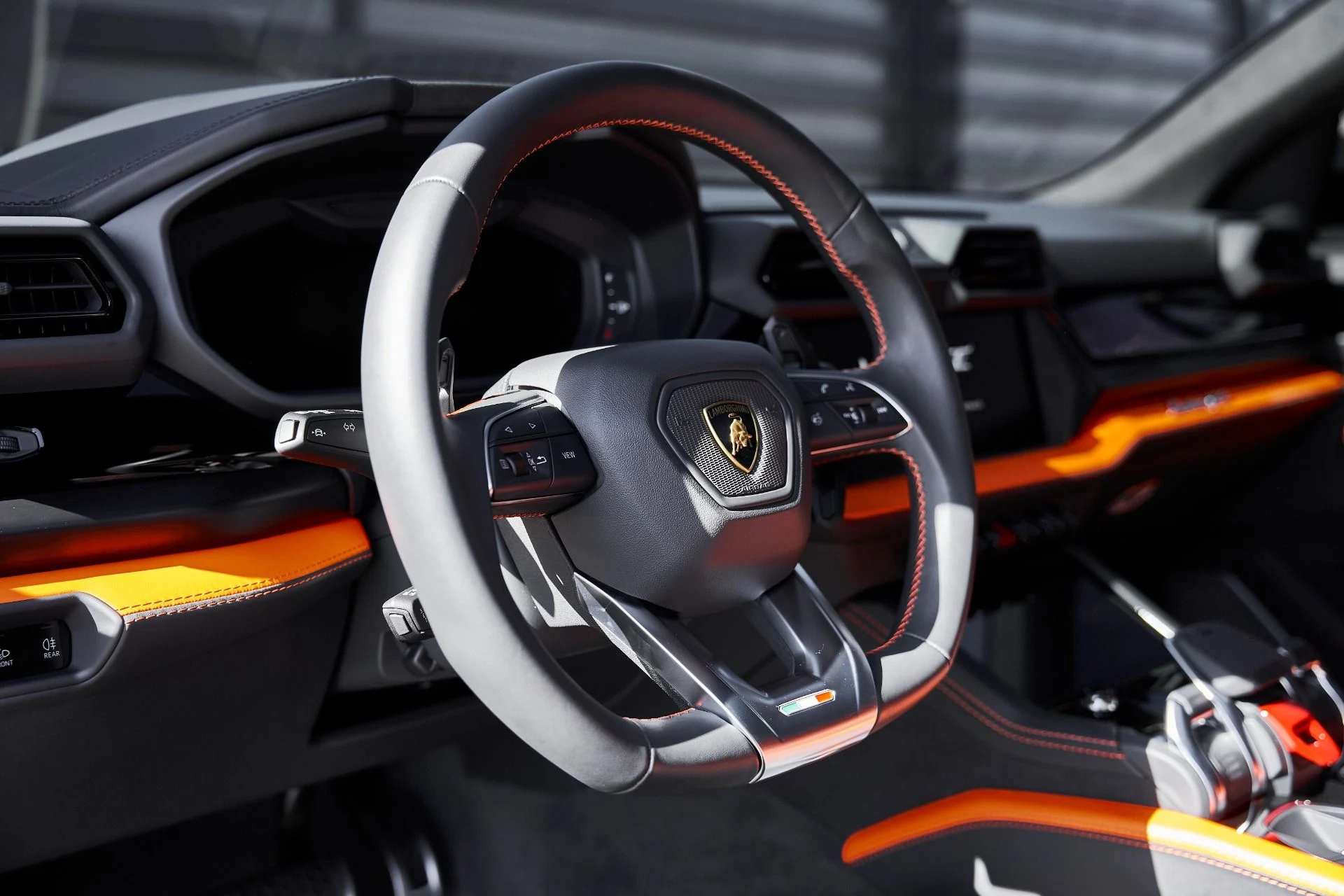 mph038_3193874459_Used_2025_Lamborghini_Urus_SE_1770086475_6b8dbe0802