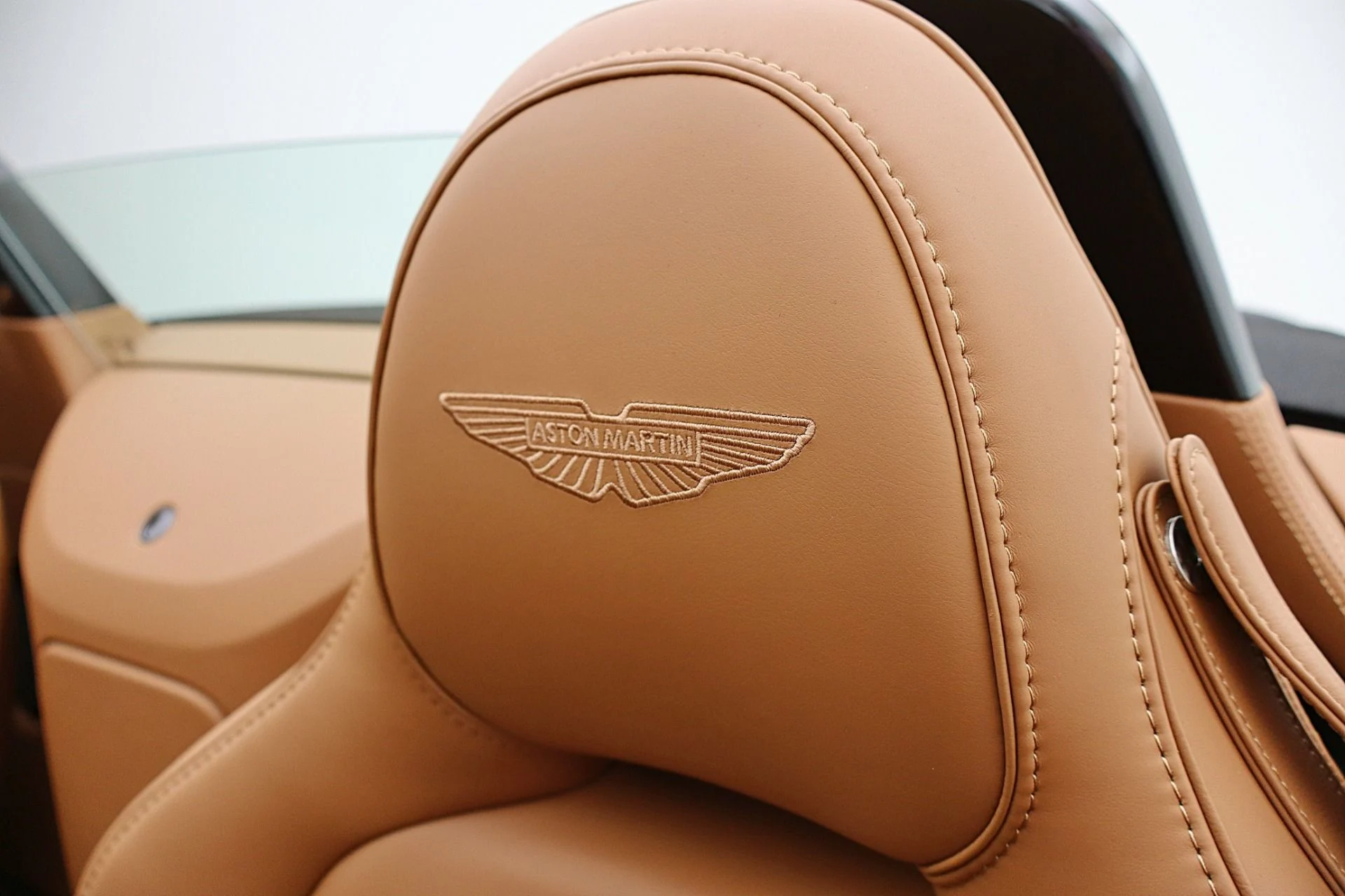 mph038_3210723586_New_2026_Aston_Martin_Vantage_S_Roadster_65b63992cf