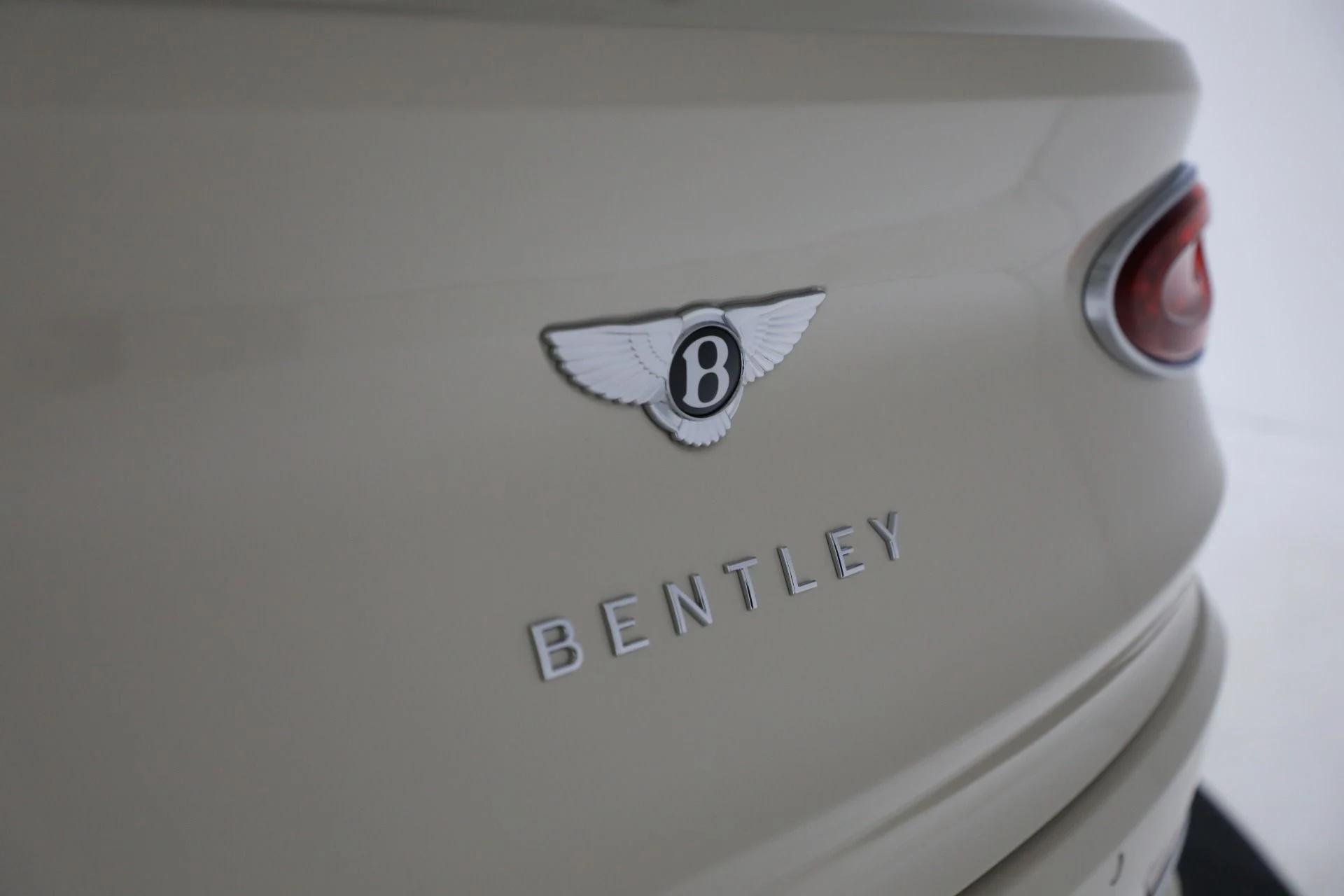 mph038_3287165251_New_2025_Bentley_Bentayga_Azure_V8_9f26c31657