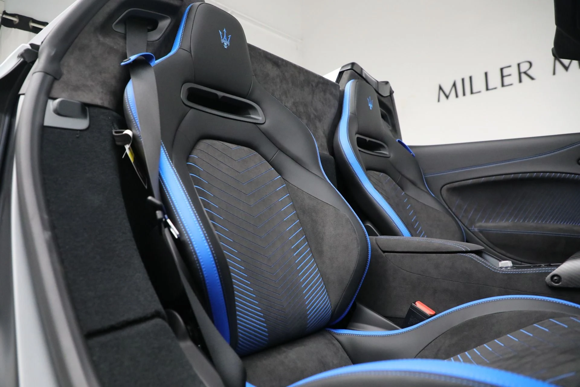 mph038_33124111_Used_2023_Maserati_MC_20_Cielo_1706037533_81cc5f5b31
