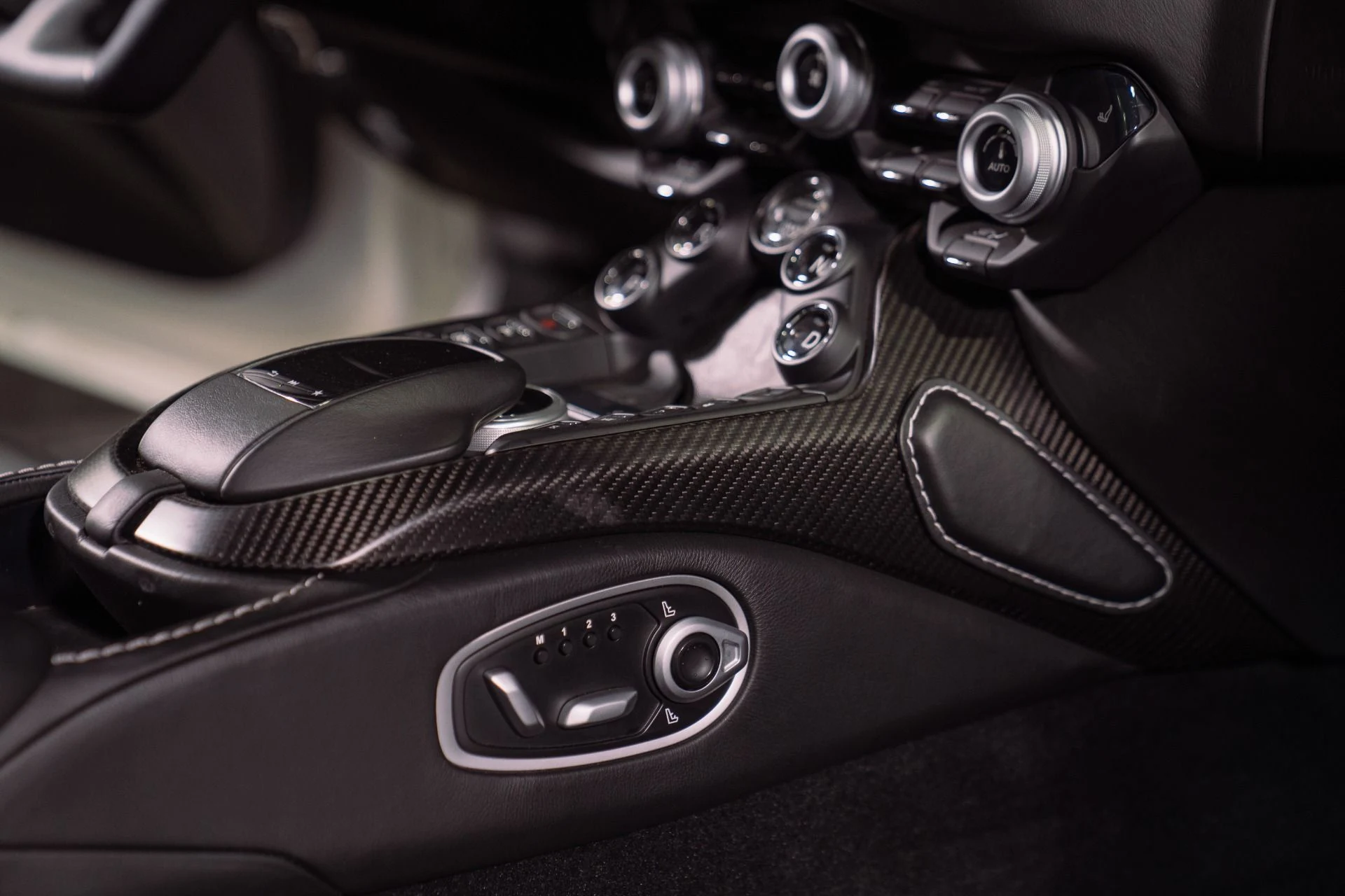 mph038_3326130019_Used_2019_Aston_Martin_Vantage_1792797785_1a2b24b87e